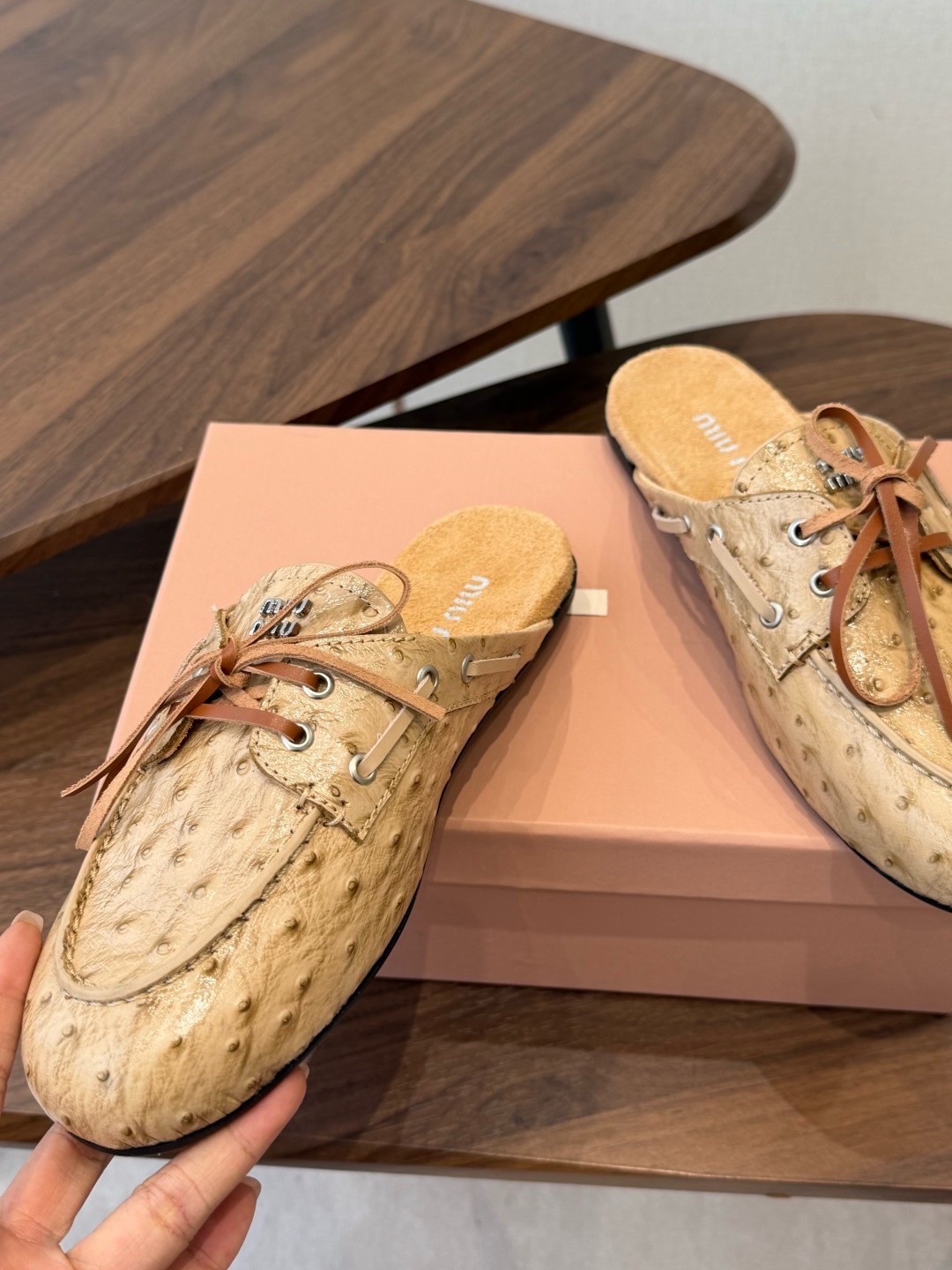 Мюли женские Miu Miu бежевого цвета