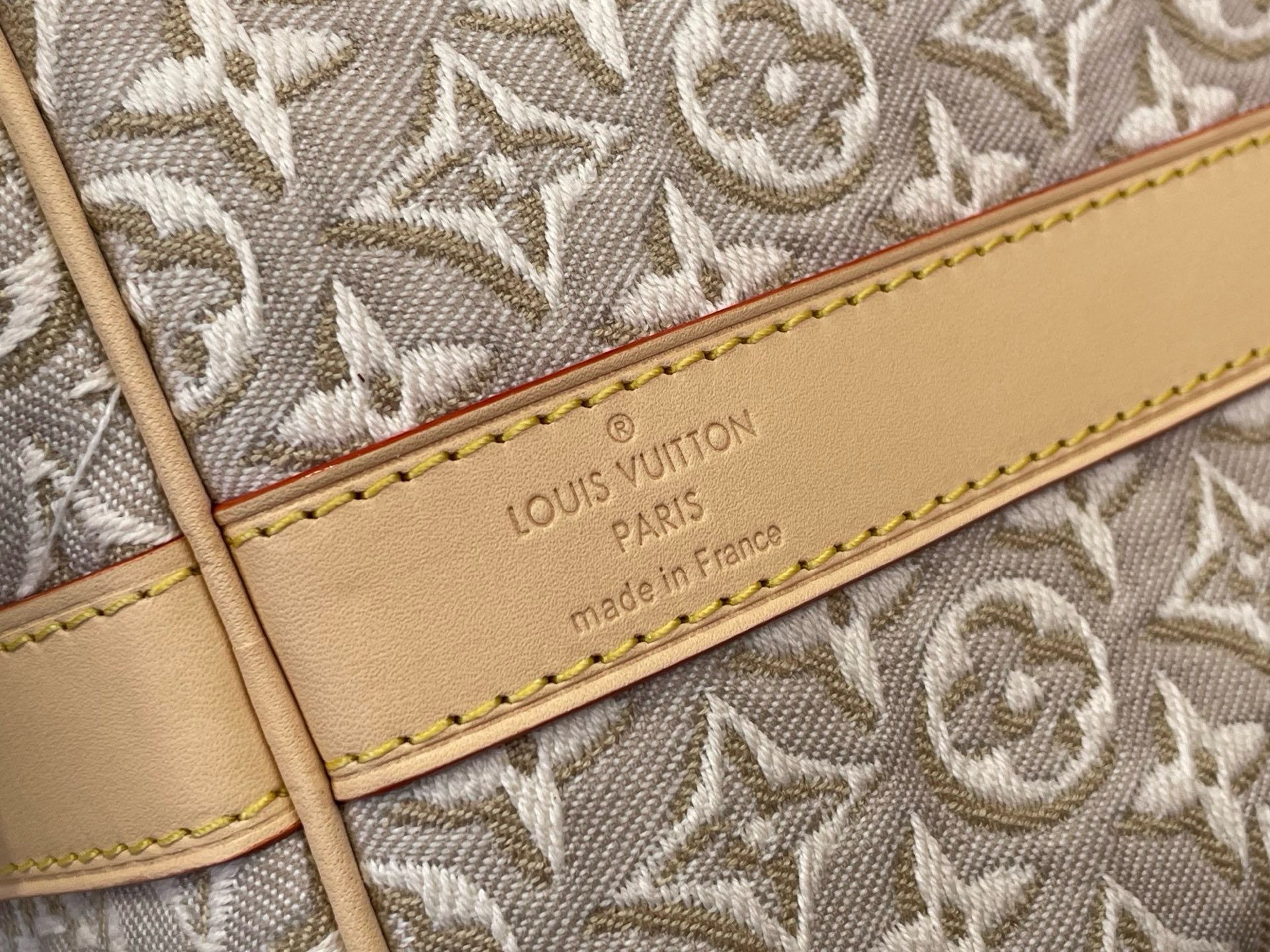 Сумка дорожная Louis Vuitton Keepall Bandoulière 45 бежевого цвета