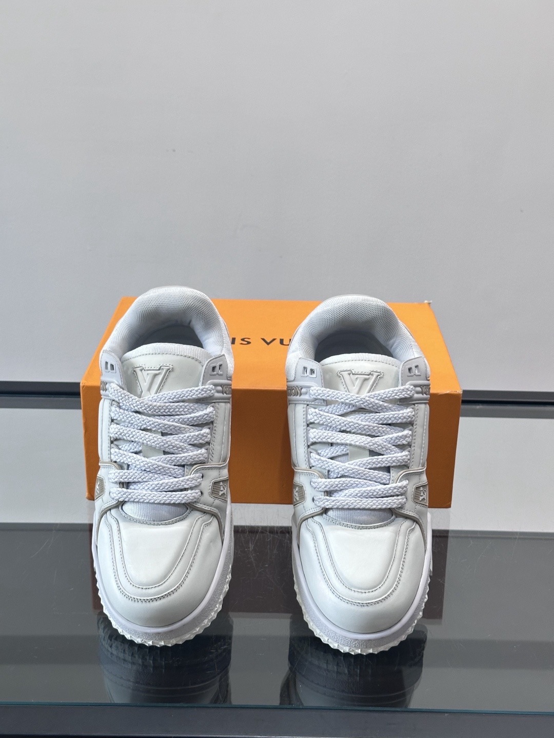 Кроссовки женские в стиле Louis Vuitton Trainer белого цвета