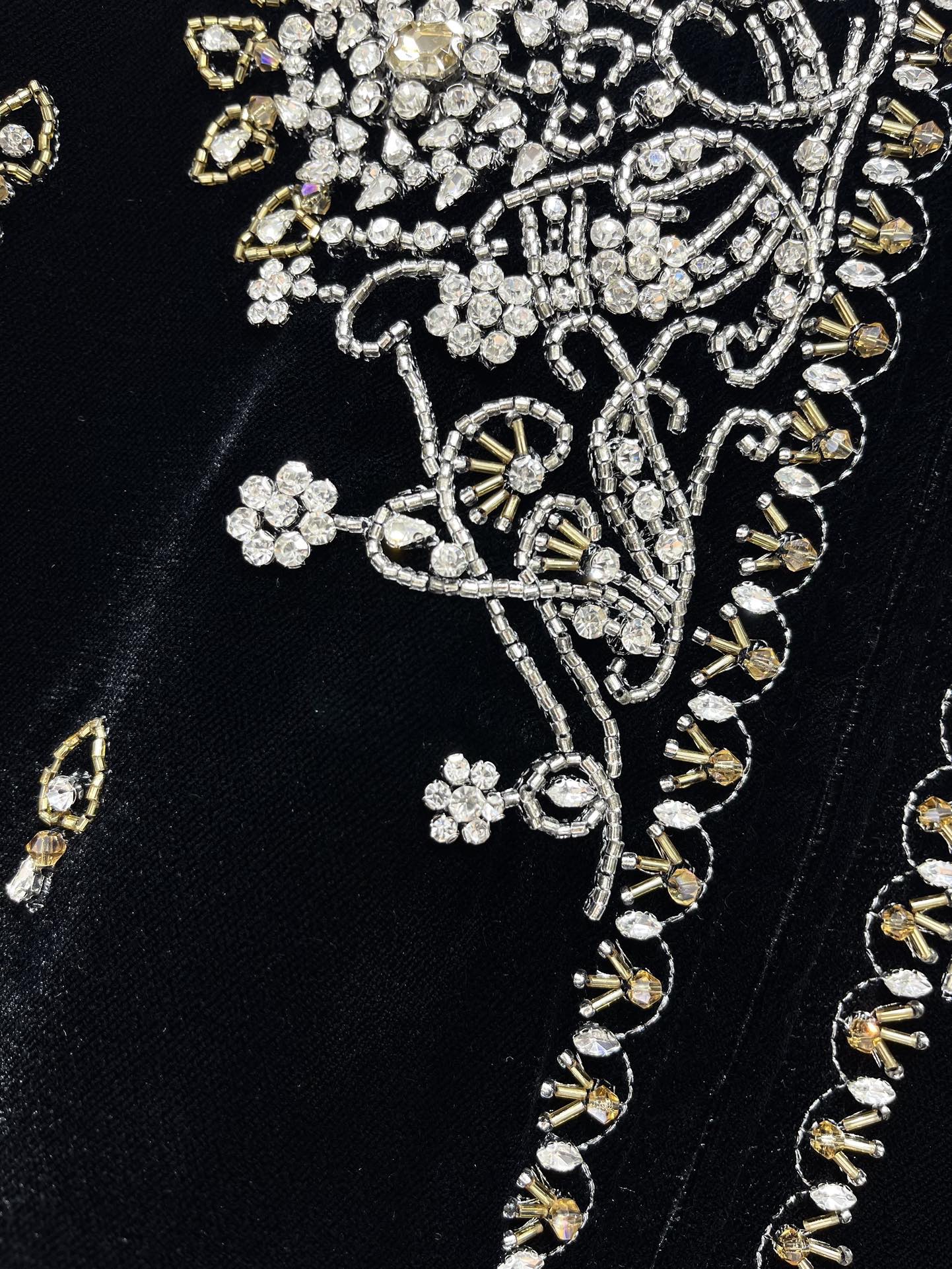 Жакет женский в стиле Celine из бархатной ткани чёрного цвета с ручной вышивкой и жемчужным декором