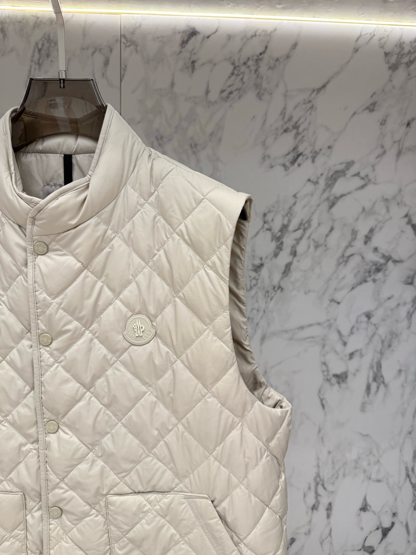 Жилет мужской Moncler Lycope белого цвета с ромбовидной стёжкой и натуральным пухом