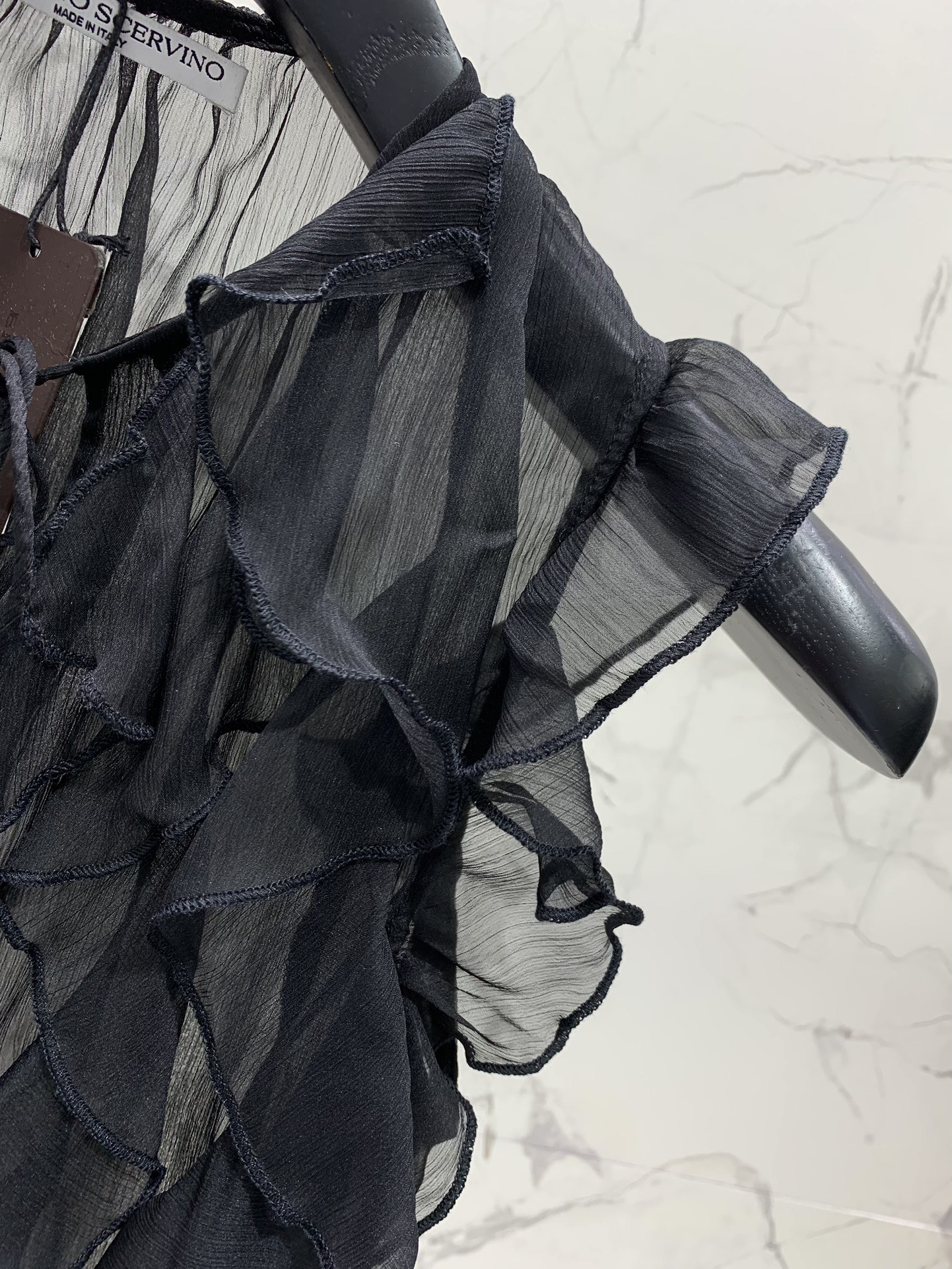 Топ женский в стиле Ermanno Scervino с рюшами без рукавов из шифона черного цвета