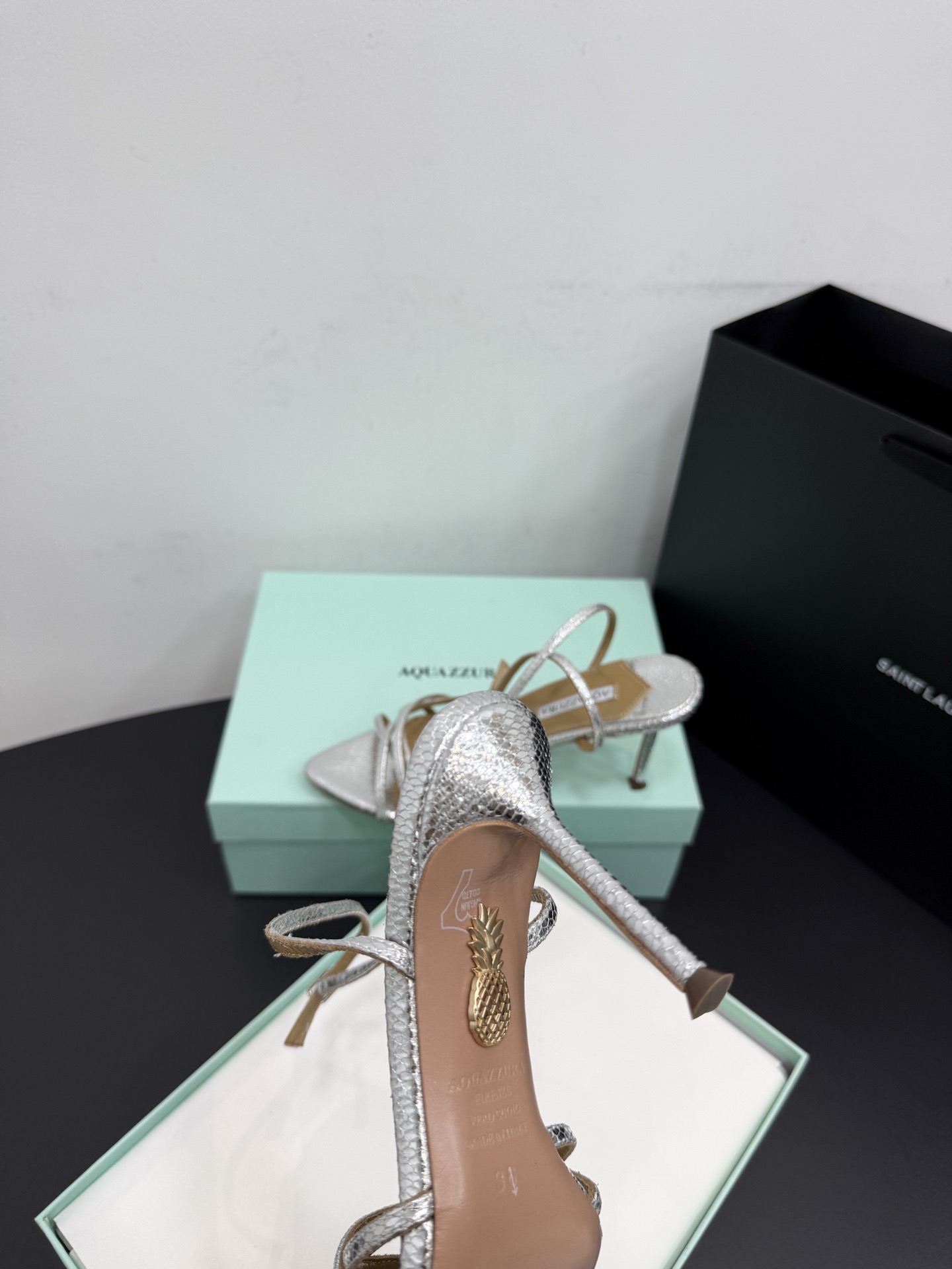 Босоножки женские Aquazzura серебристого цвета