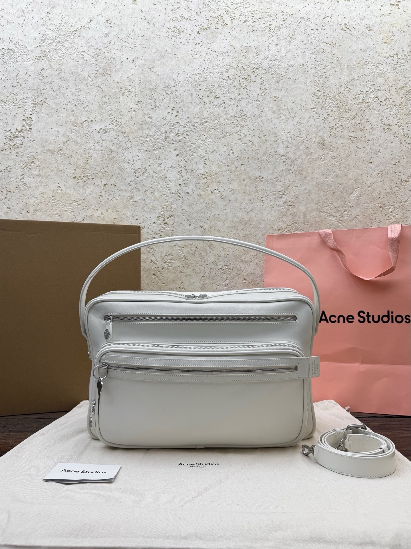 Сумка женская Acne Studios Camera Bag белого цвета