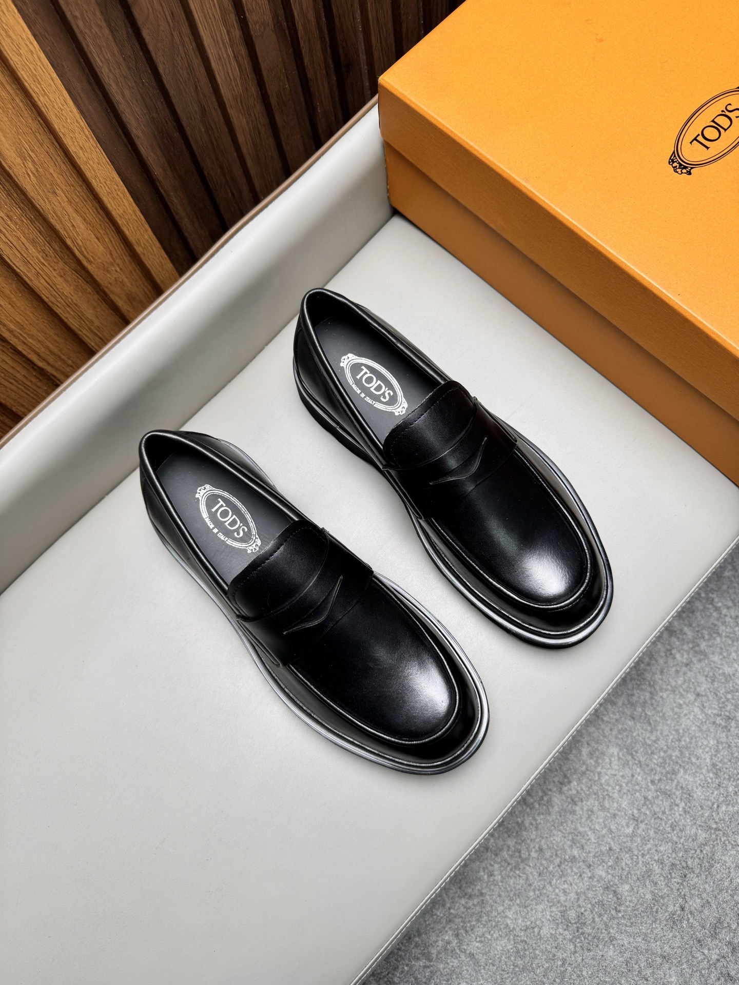 Лоферы мужские в стиле Tod’s черного цвета на массивной подошве