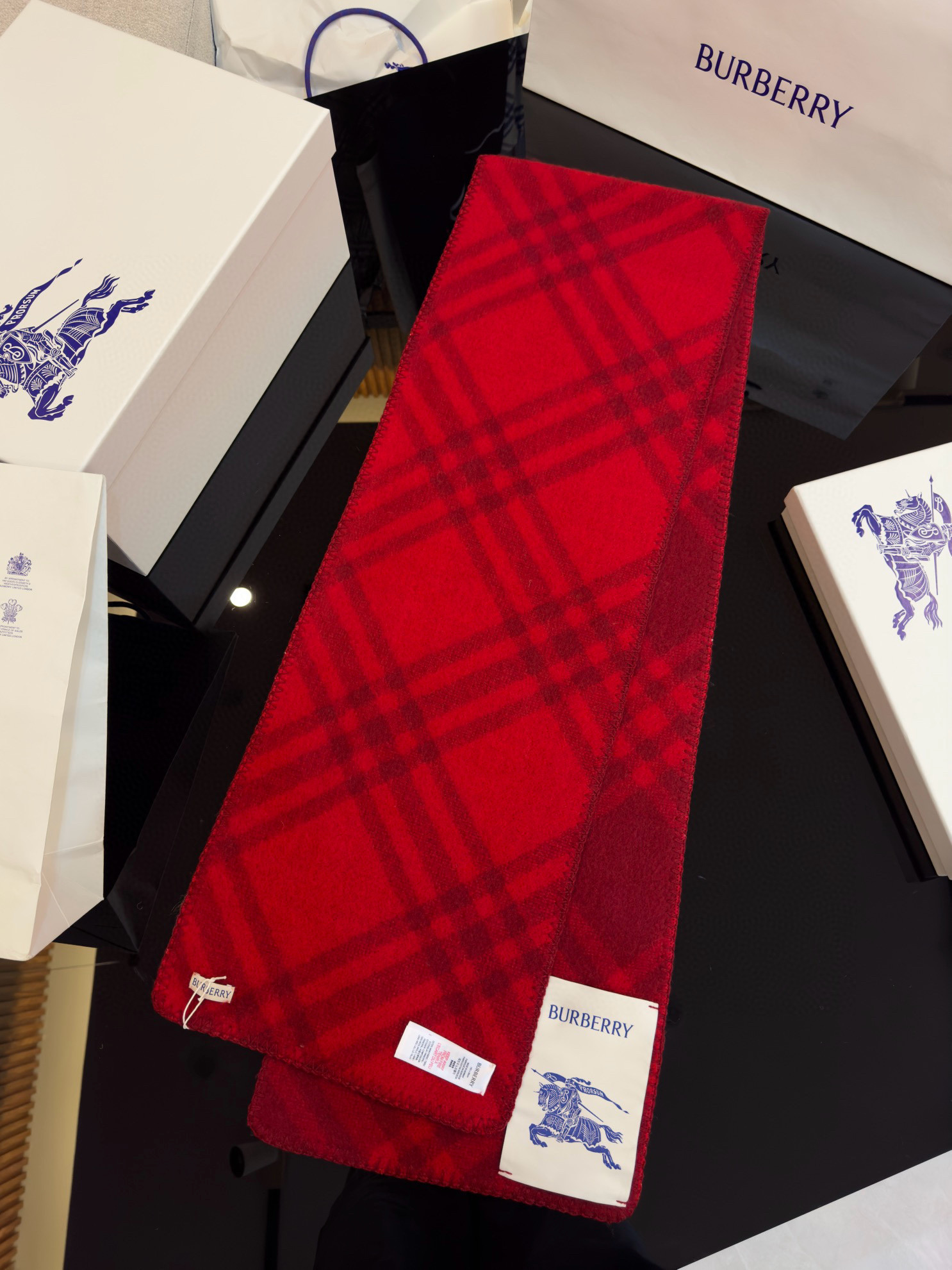 Шарф унисекс в стиле Burberry двусторонний из мягкой шерсти с диагональной клеткой красного  цвета