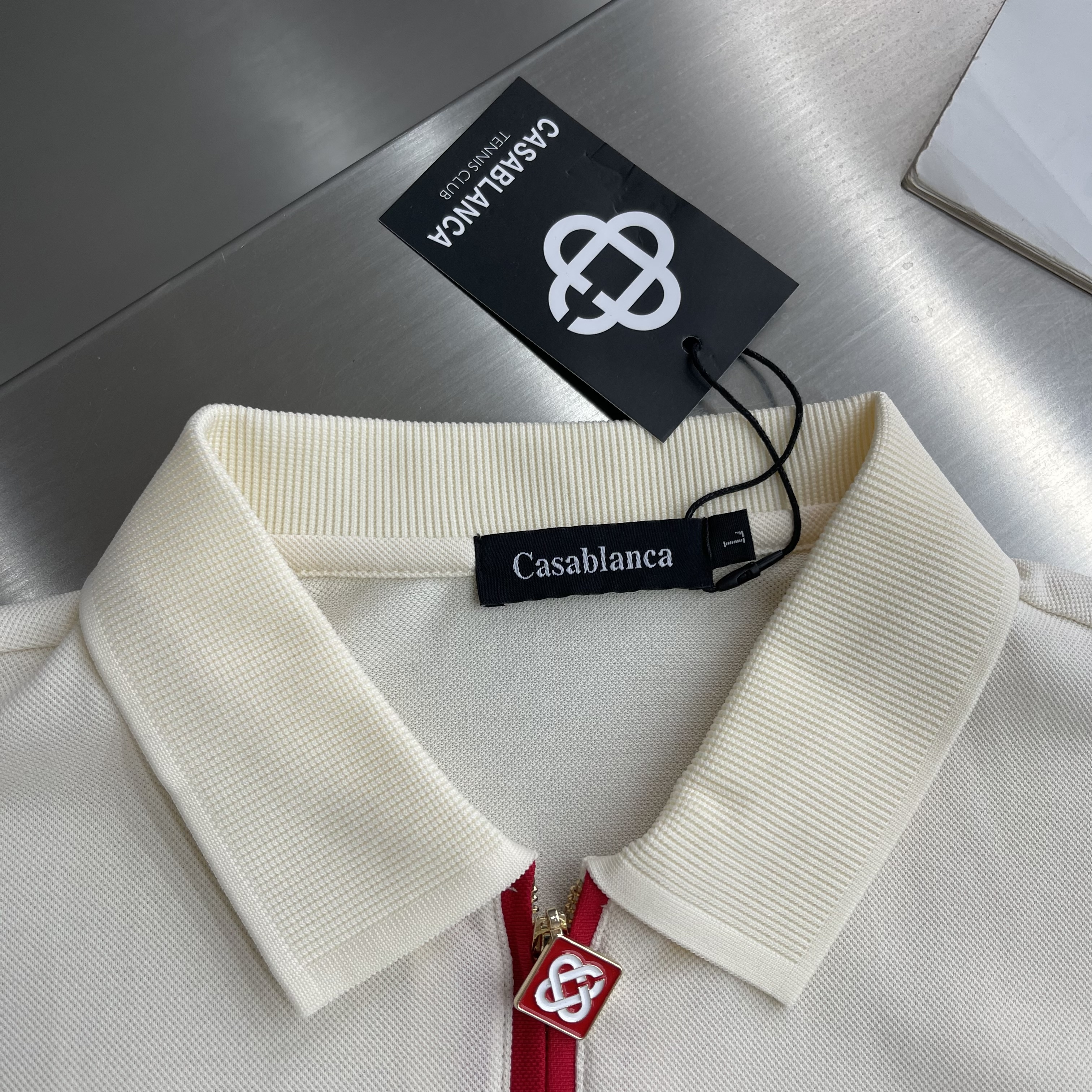 Поло мужское в стиле Casablanca из хлопка молочного цвета с вышивкой и молнией