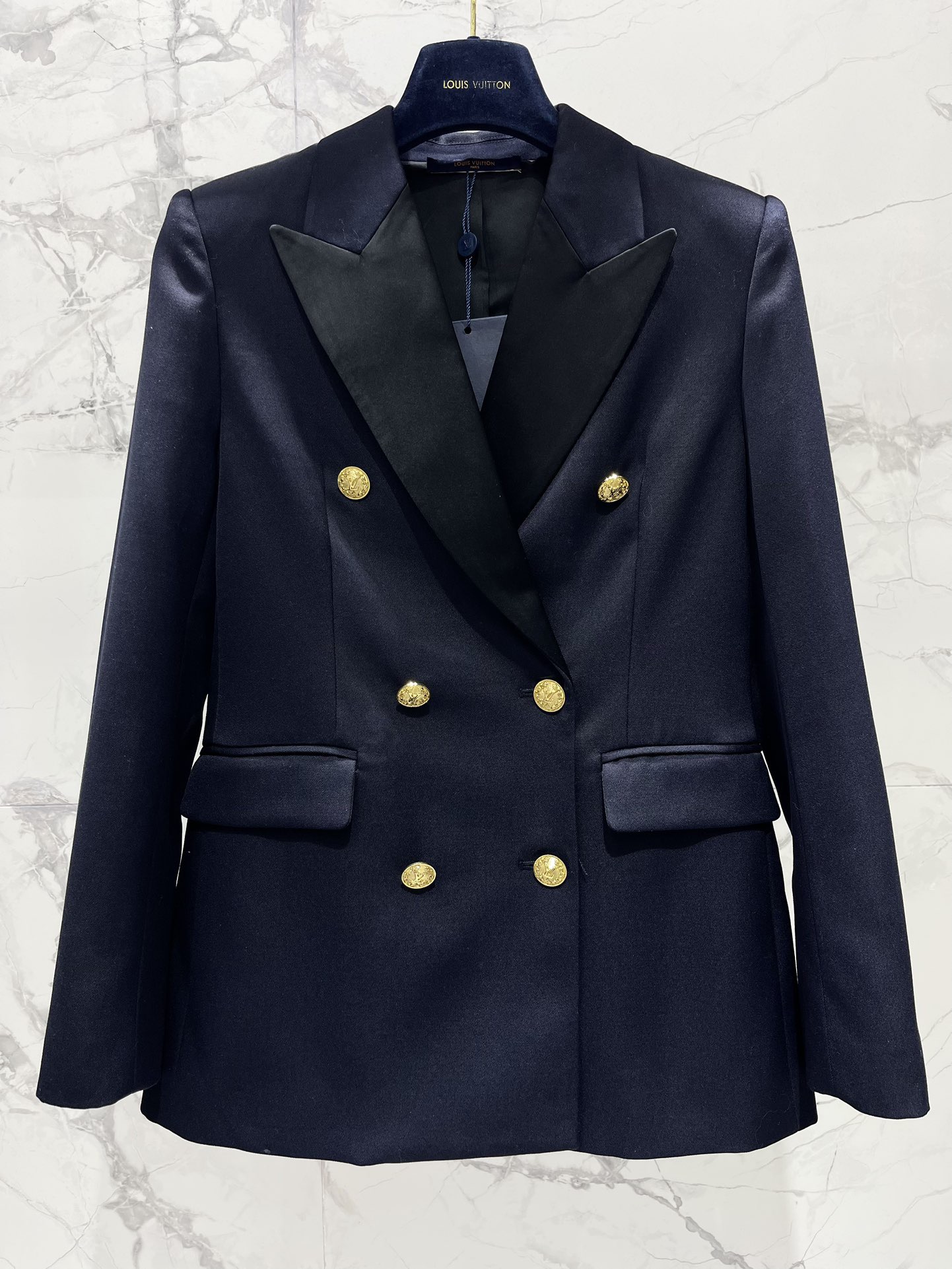 Пиджак женский в стиле Louis Vuitton тёмно-синего цвета с контрастным лацканом и золотыми пуговицами
