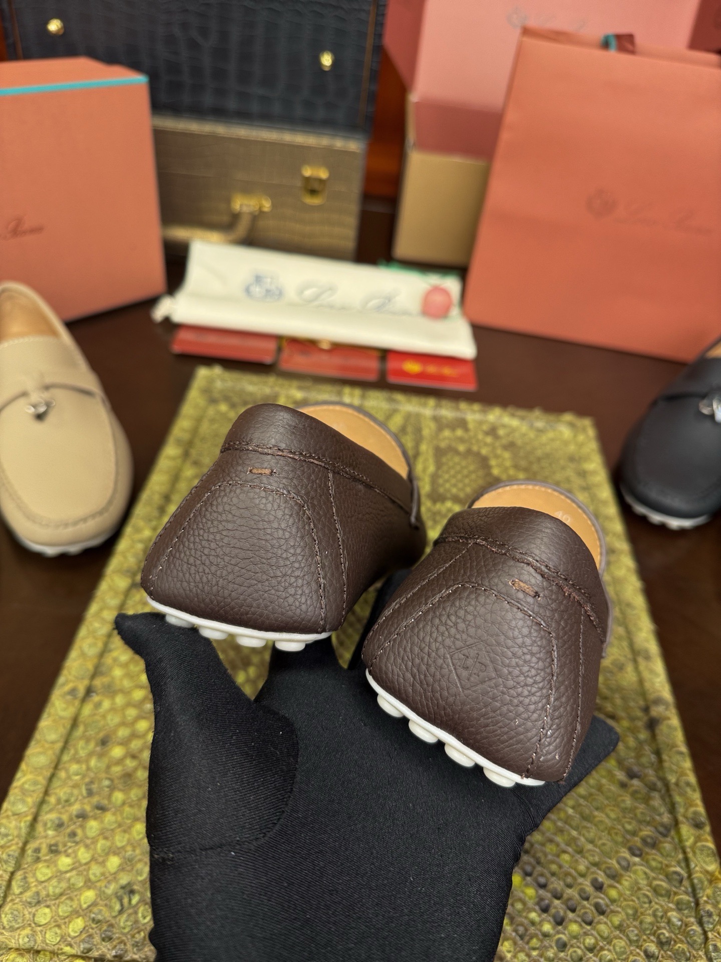 Мокасины мужские Loro Piana из натуральной кожи коричневого цвета