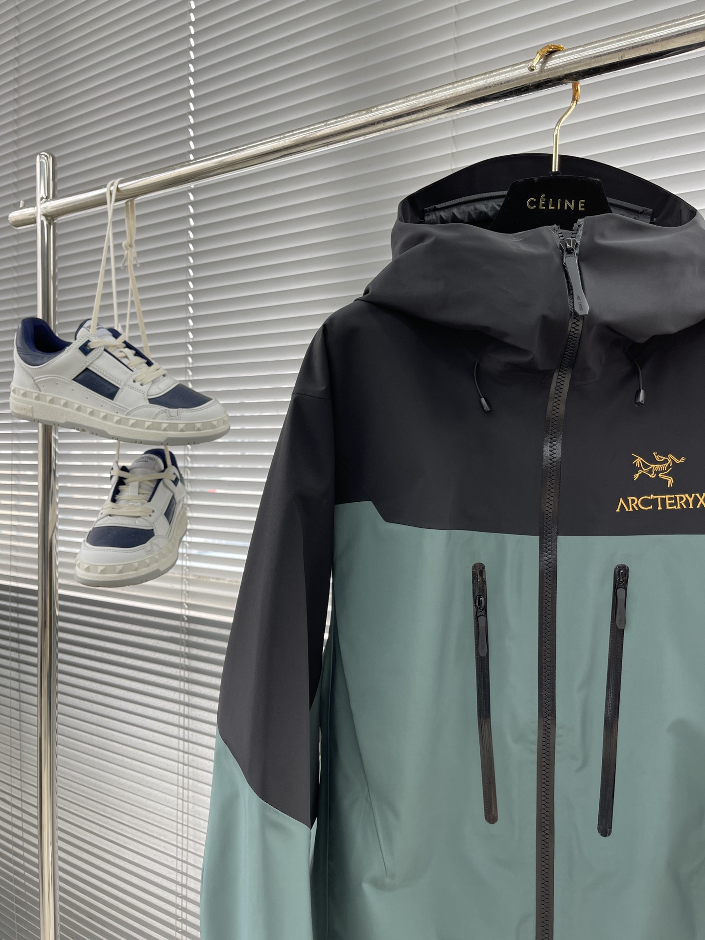 Куртка унисекс в стиле Arc'teryx Alpha SV с капюшоном зелёно-чёрного цвета