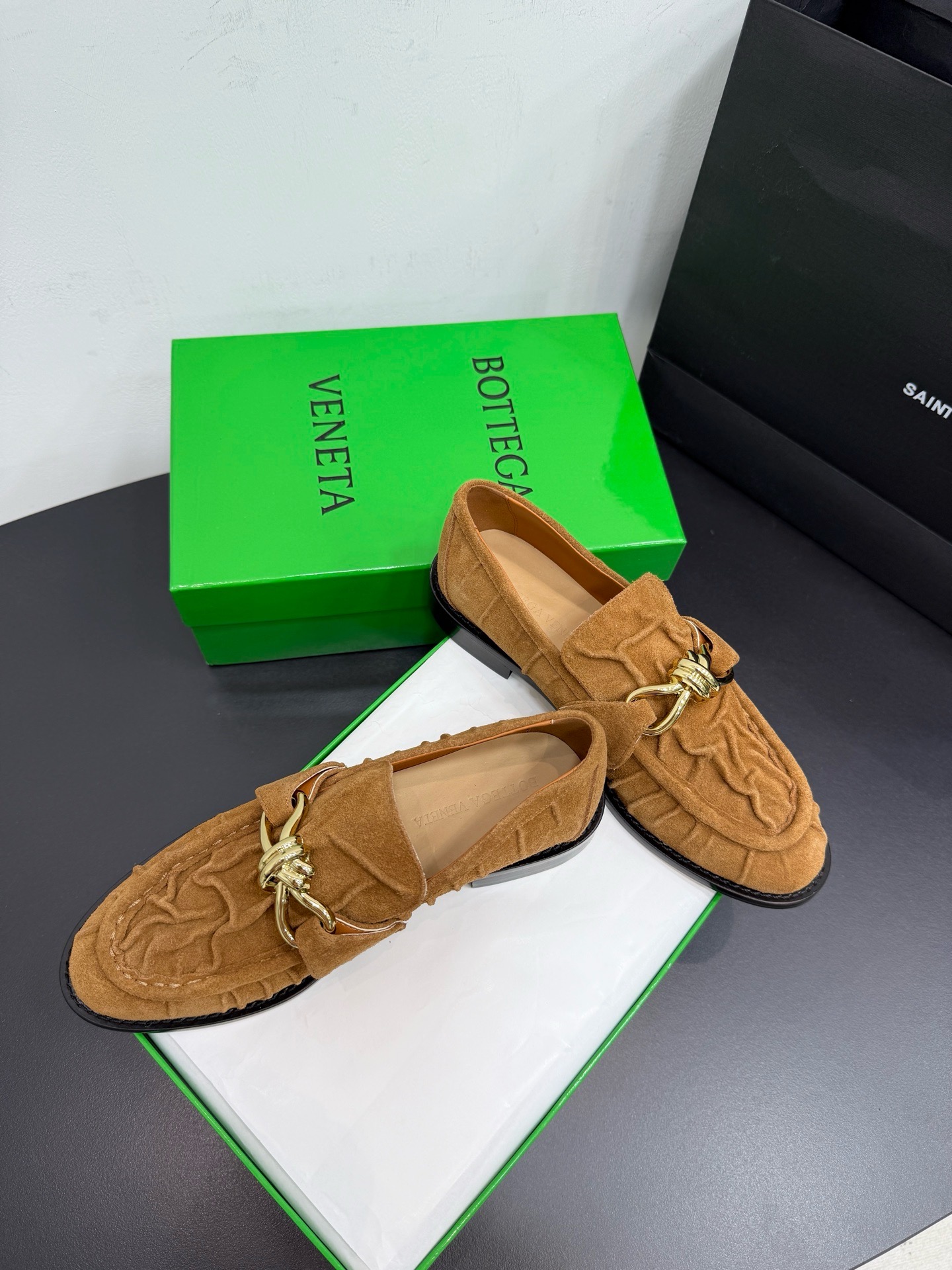 Лоферы женские в стиле Bottega Veneta Astaire с металлическим декором бежевого цвета