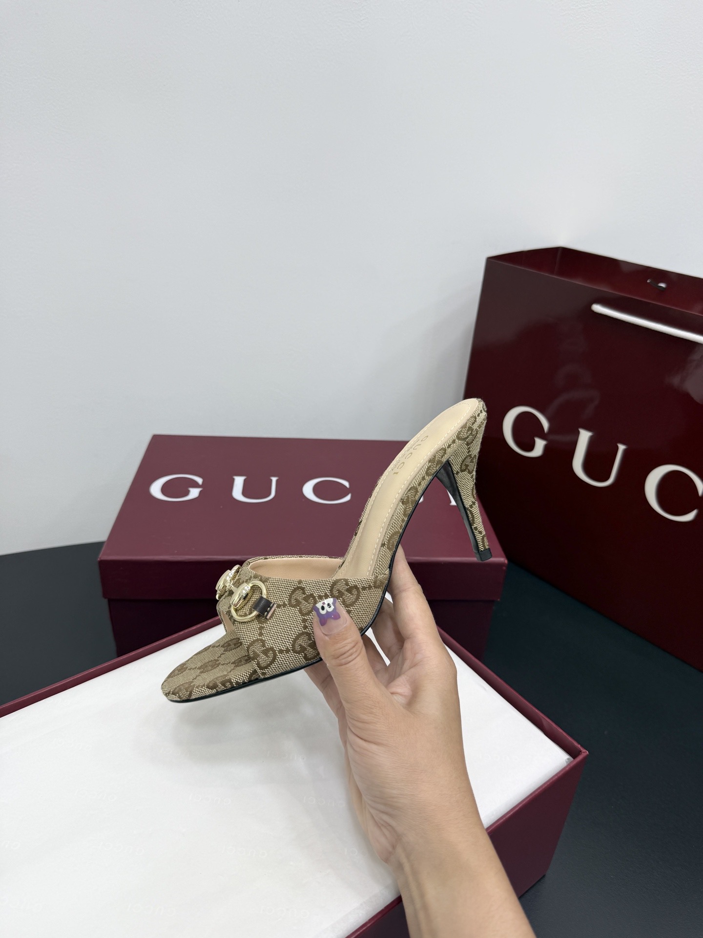 Мюли женские в стиле Gucci Horsebit бежевого цвета