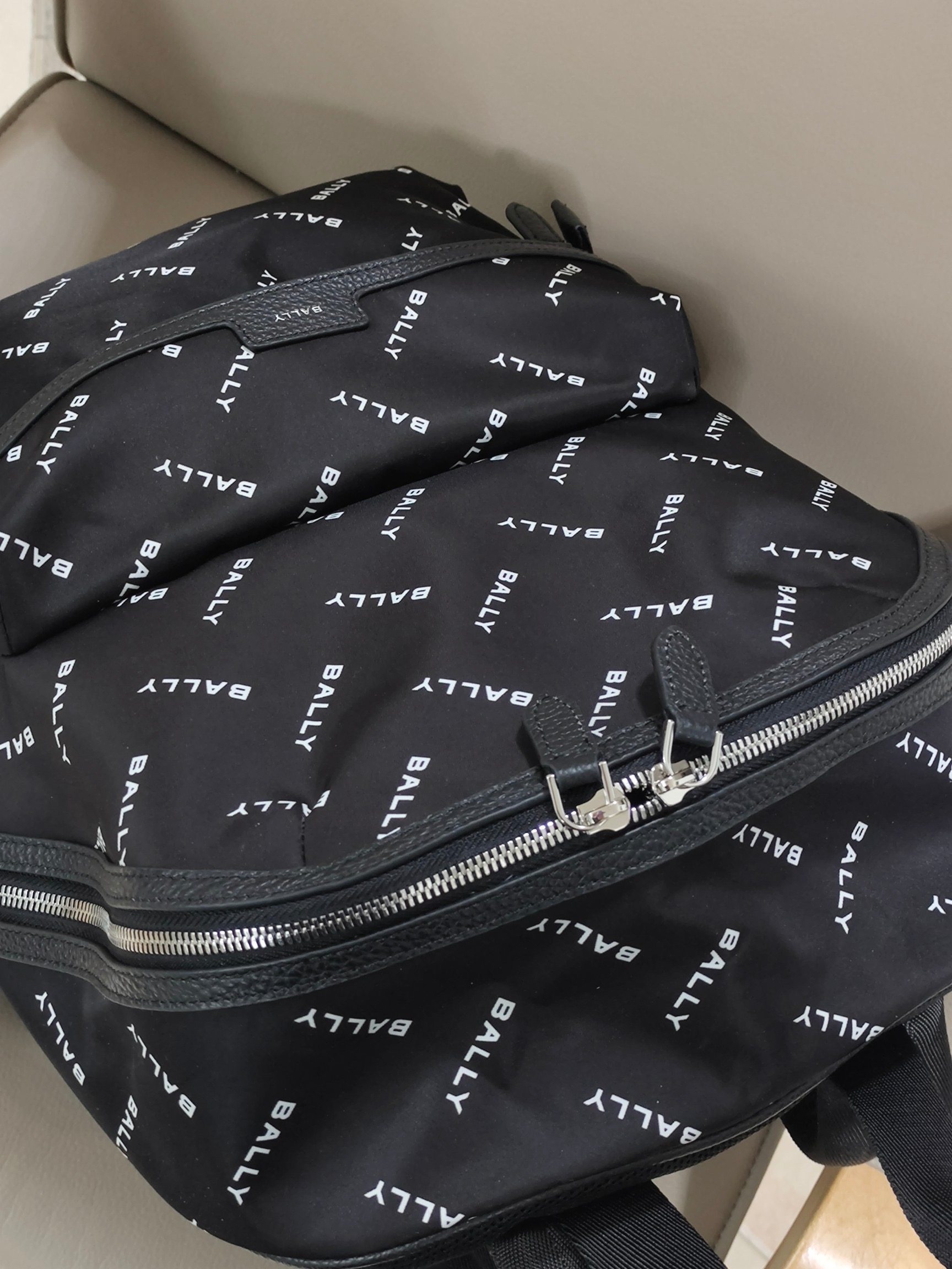 Рюкзак унисекс в стиле Bally из водоотталкивающего текстиля с кожаными элементами чёрного цвета