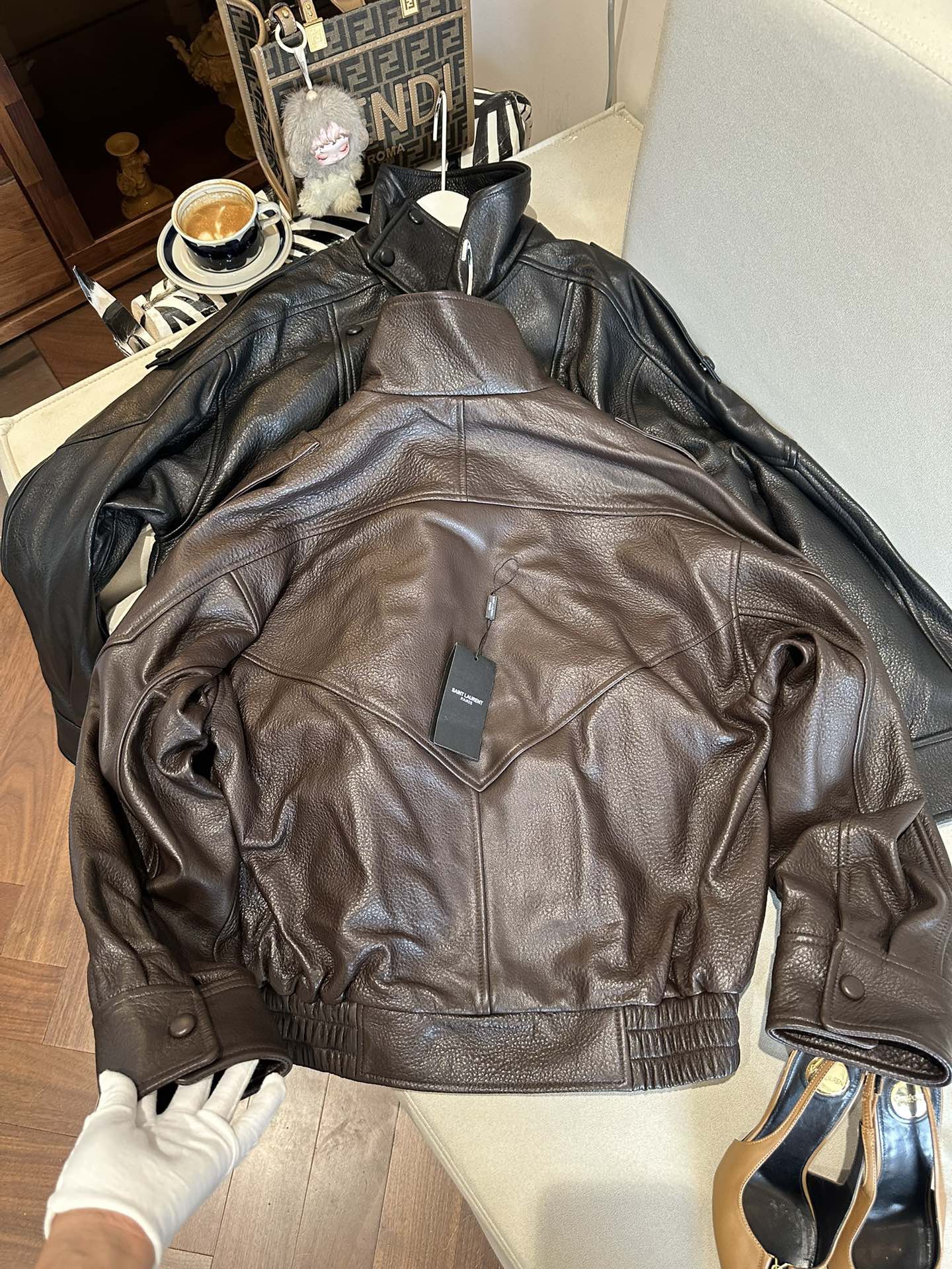 Куртки женские в стиле Saint Laurent из натуральной кожи коричневого и чёрного цвета укороченная с эластичным поясом