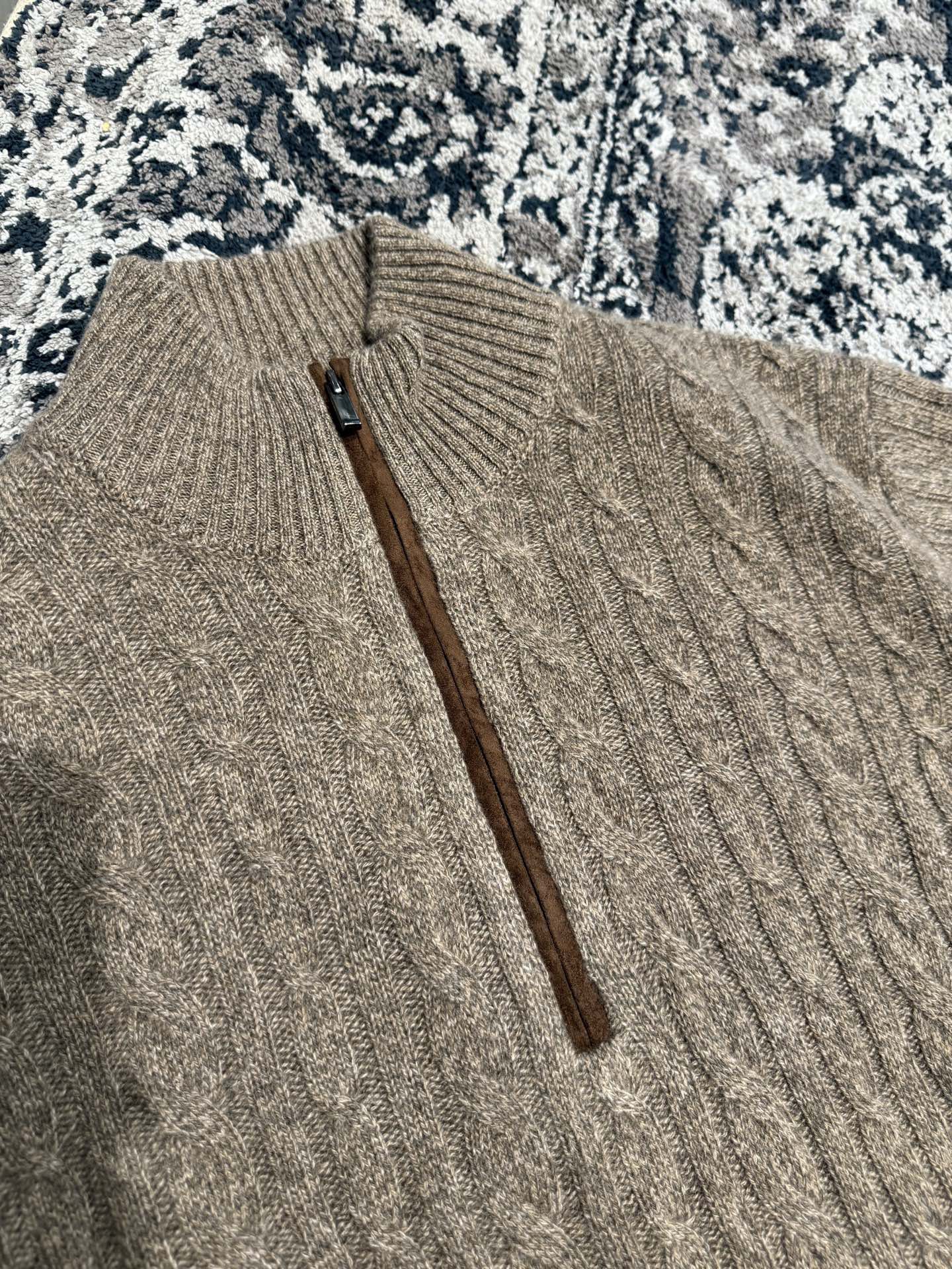 Свитер мужской в стиле Loro Piana из 100% шерсти бежевого цвета с молнией