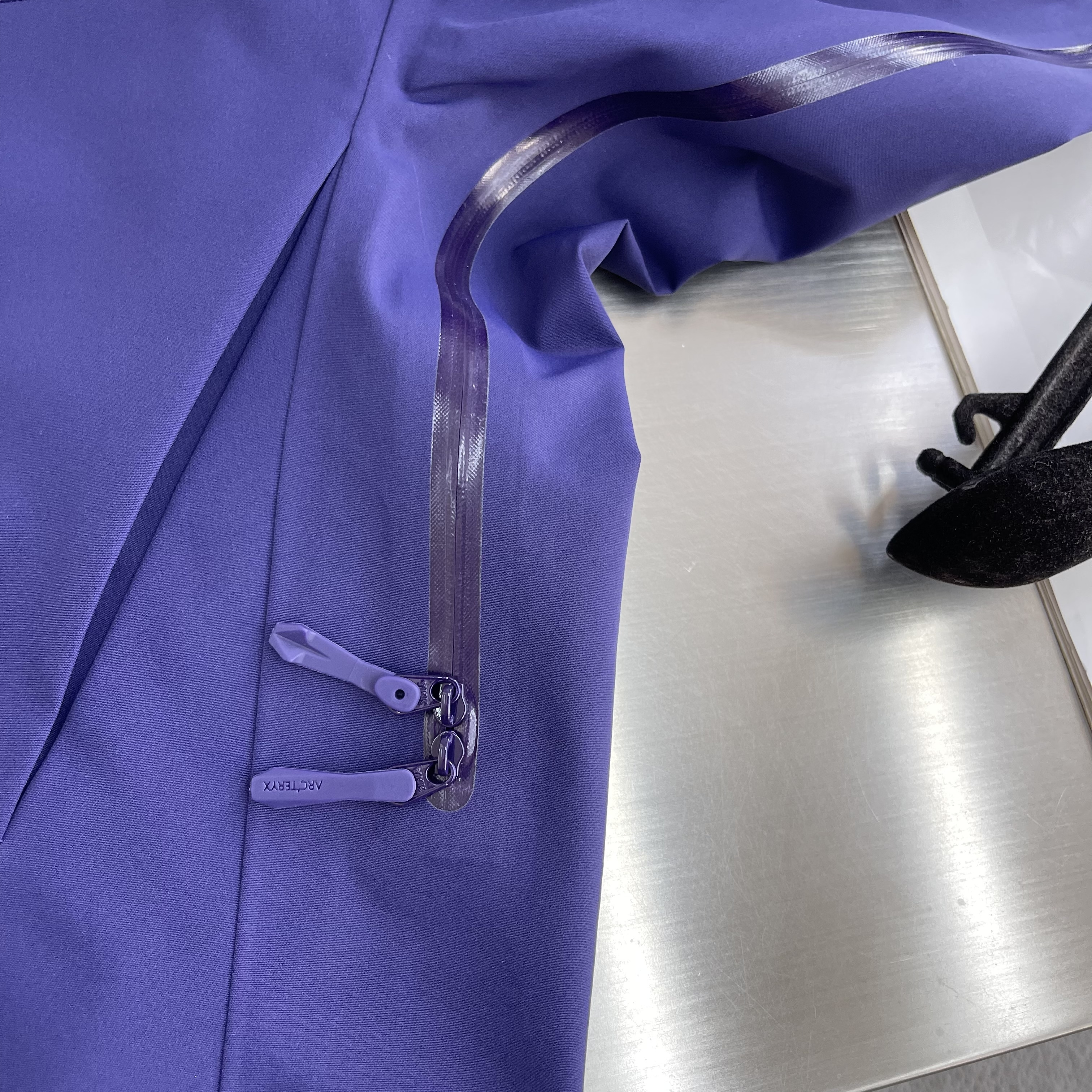 Куртка унисекс в стиле Arc'teryx Alpha SV с капюшоном фиолетового цвета