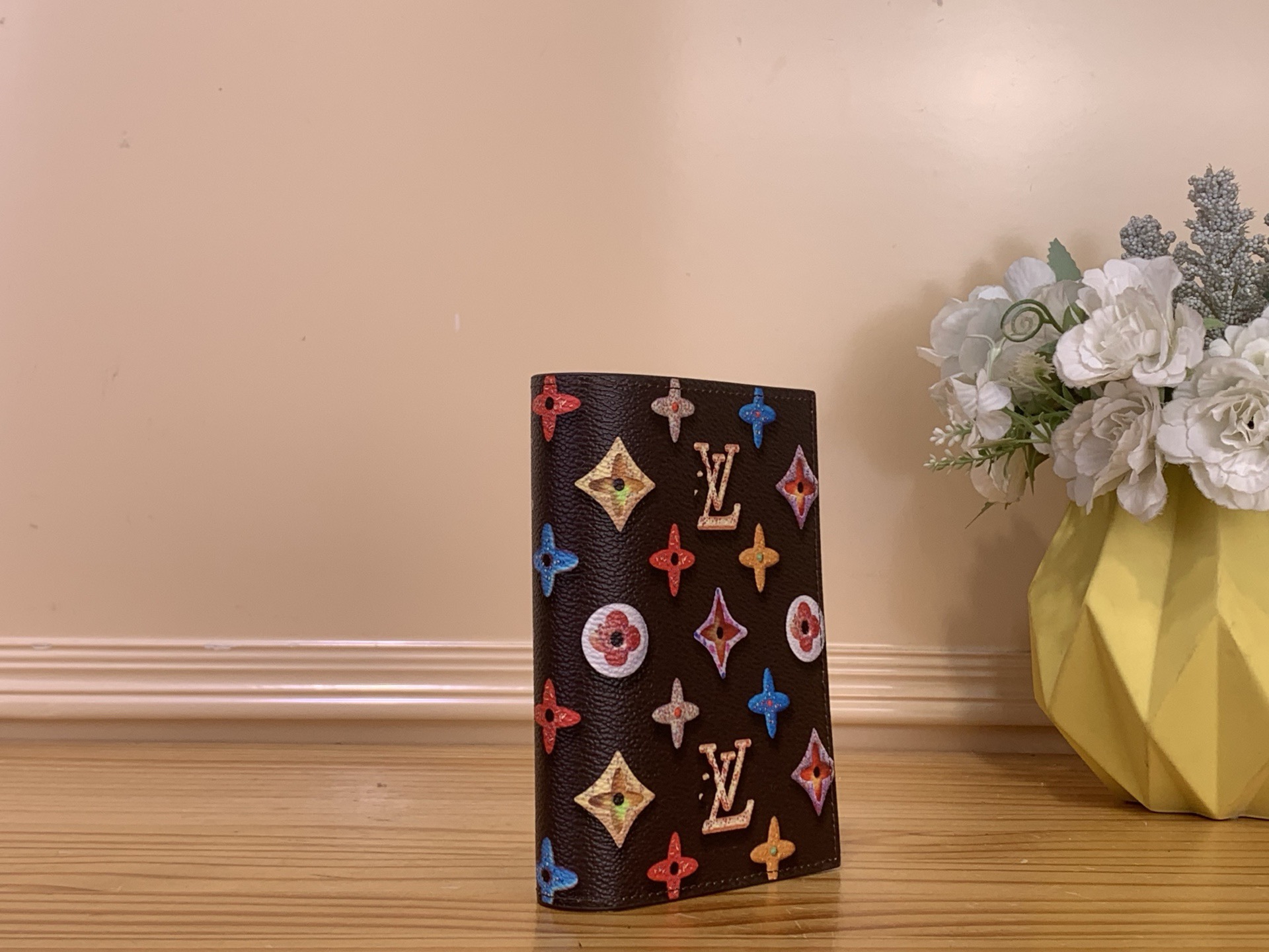 Обложка унисекс для паспорта в стиле Louis Vuitton Monogram Donuts коричневого цвета