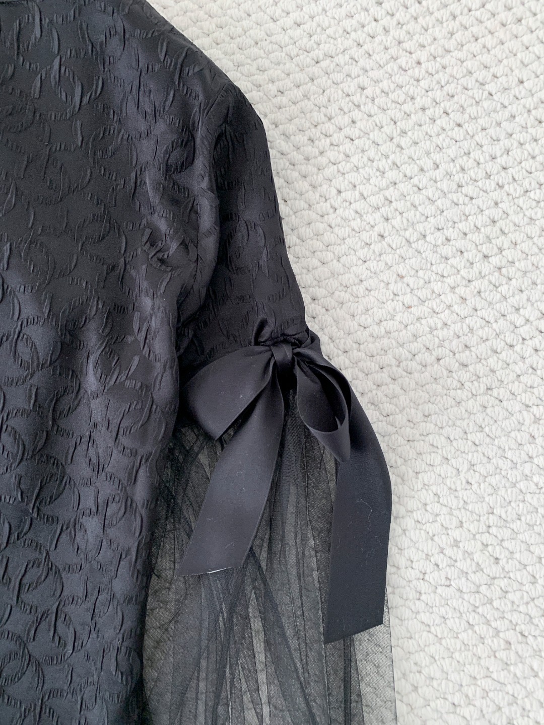 Блуза женская в стиле Chanel с круглым вырезом и бантом из жаккардовой ткани чёрного цвета с прозрачными рукавами