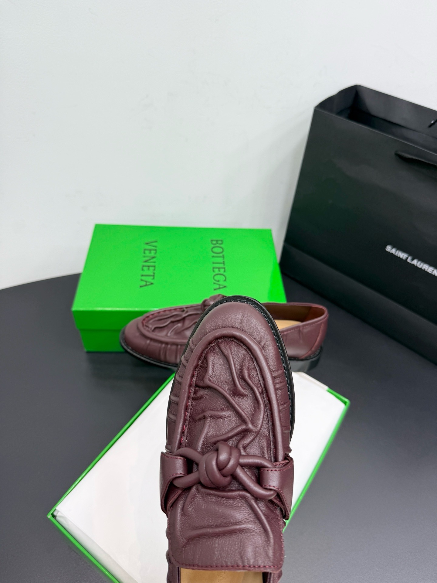 Лоферы женские Bottega Veneta Astaire бордового цвета