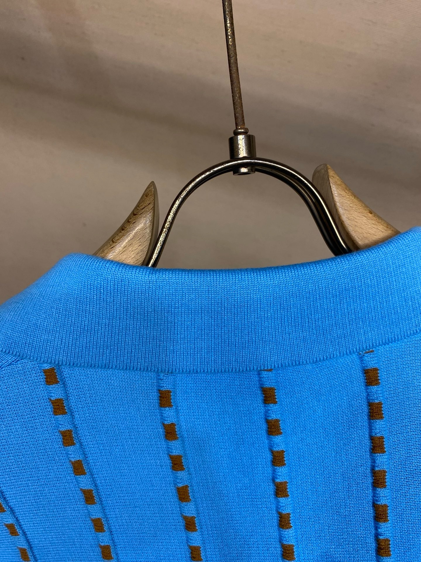 Поло мужское в стиле Fendi голубого цвета с V-образным вырезом