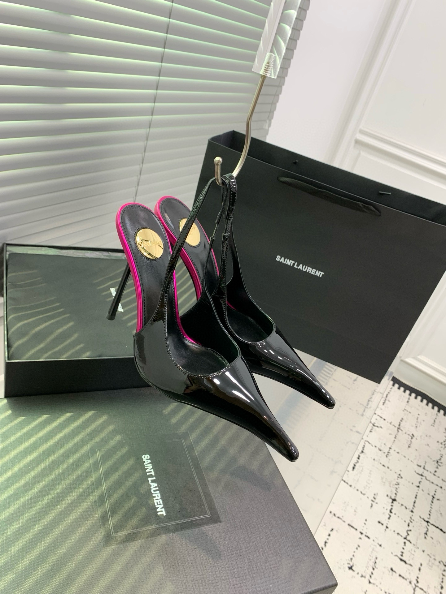 Туфли женские Saint Laurent slingback чёрного цвета с розовыми акцентами