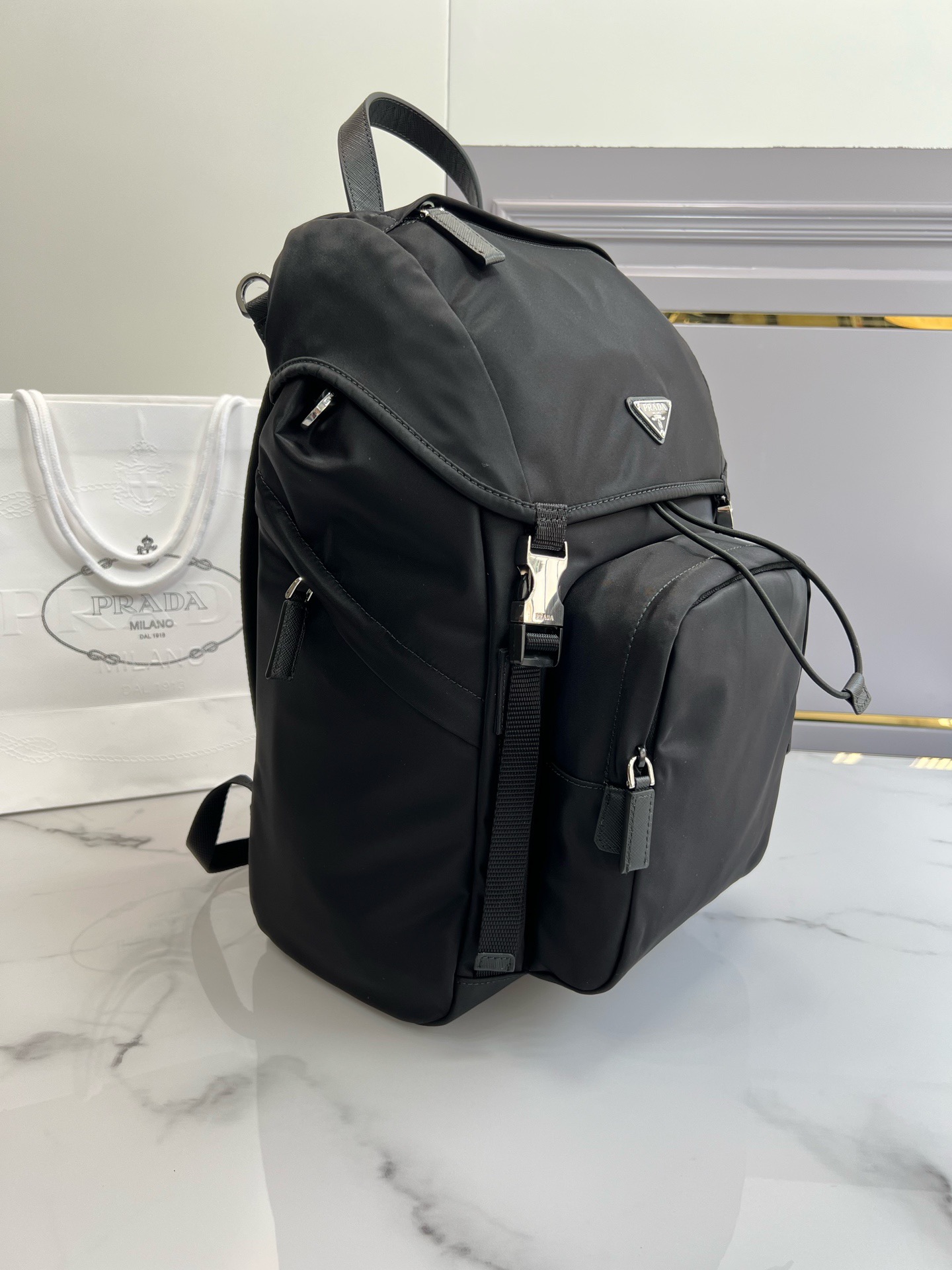 Рюкзак мужской в стиле Prada Re-Nylon чёрного цвета с треугольным логотипом