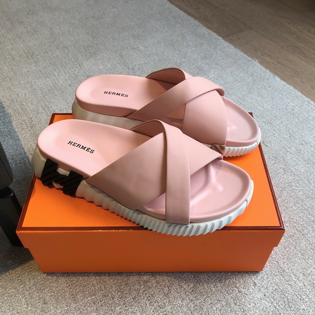 Шлёпанцы Hermès Eclair пудрово-розового цвета с перекрёстными ремешками