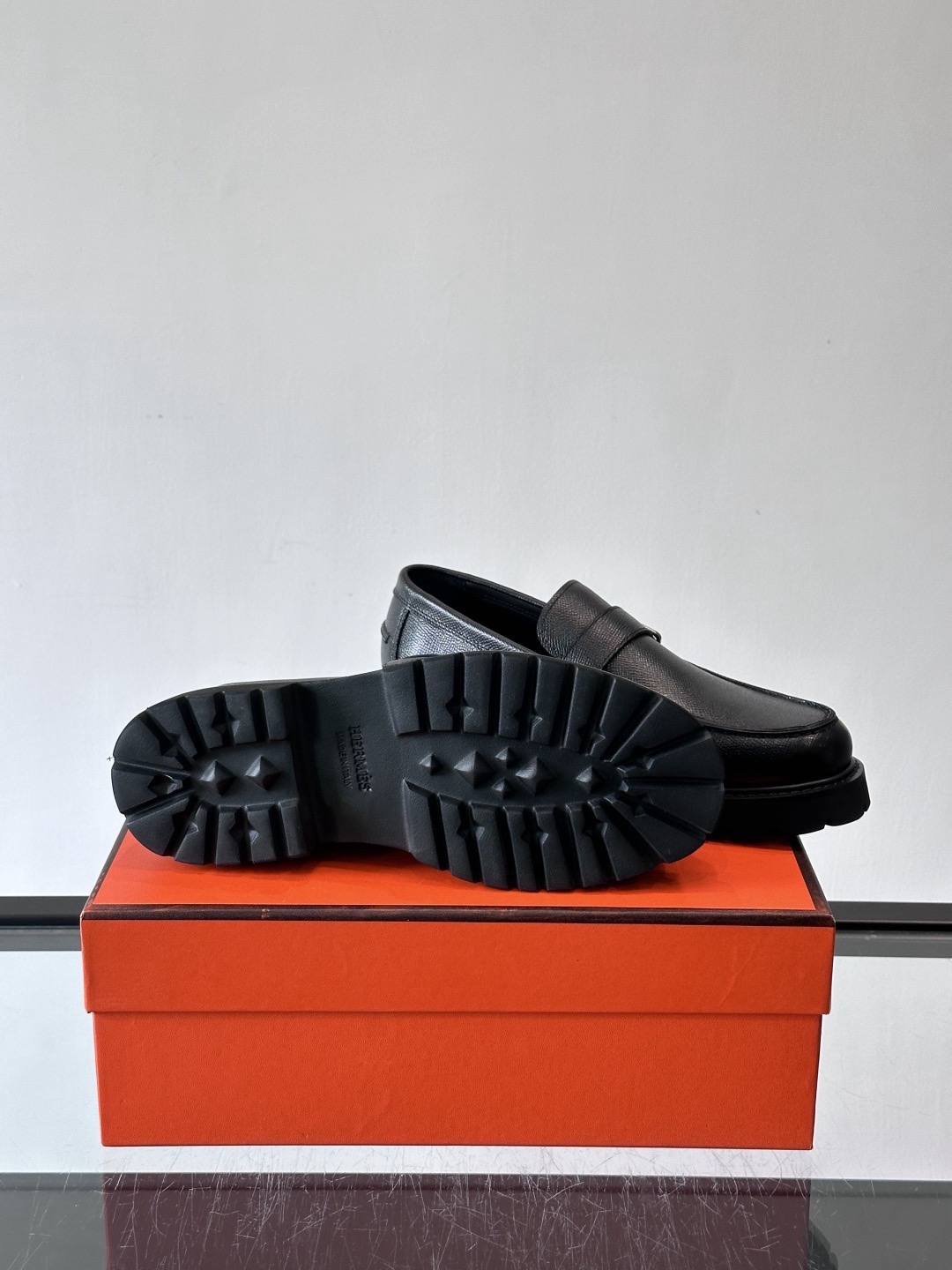 Лоферы мужские в стиле Hermes с пряжкой из натуральной кожи черного цвета