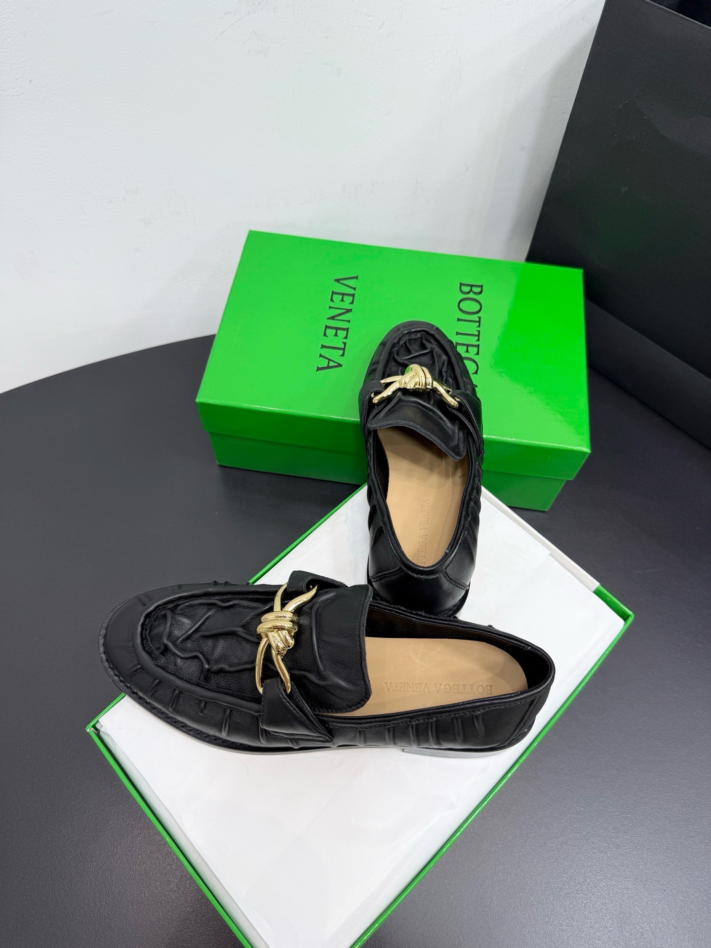 Лоферы женские Bottega Veneta Astaire с металлическим декором черного цвета