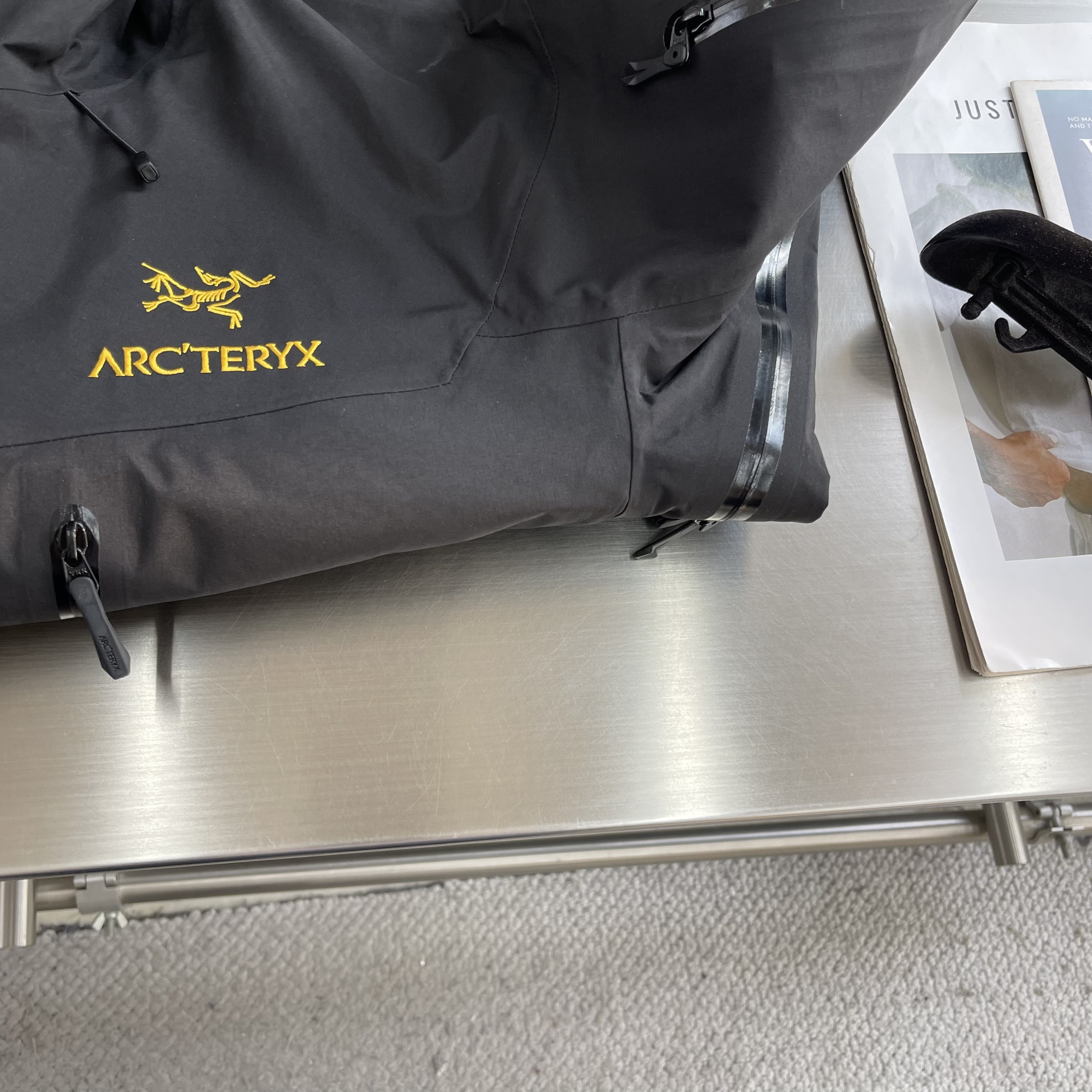 Куртка унисекс в стиле Arc’teryx Alpha SV  чёрного цвета