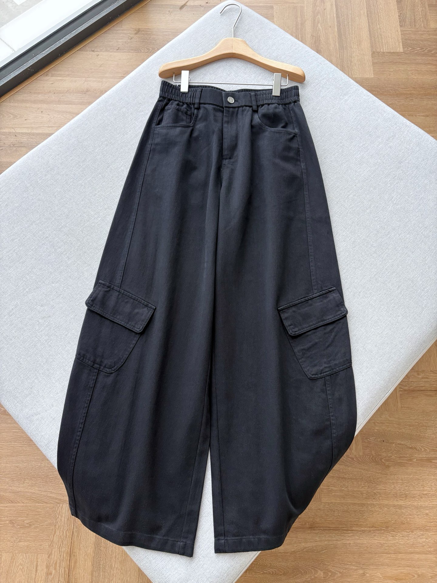 Брюки мужские в стиле Bottega Veneta хлопковые прямого кроя чёрного и бежевого цвета