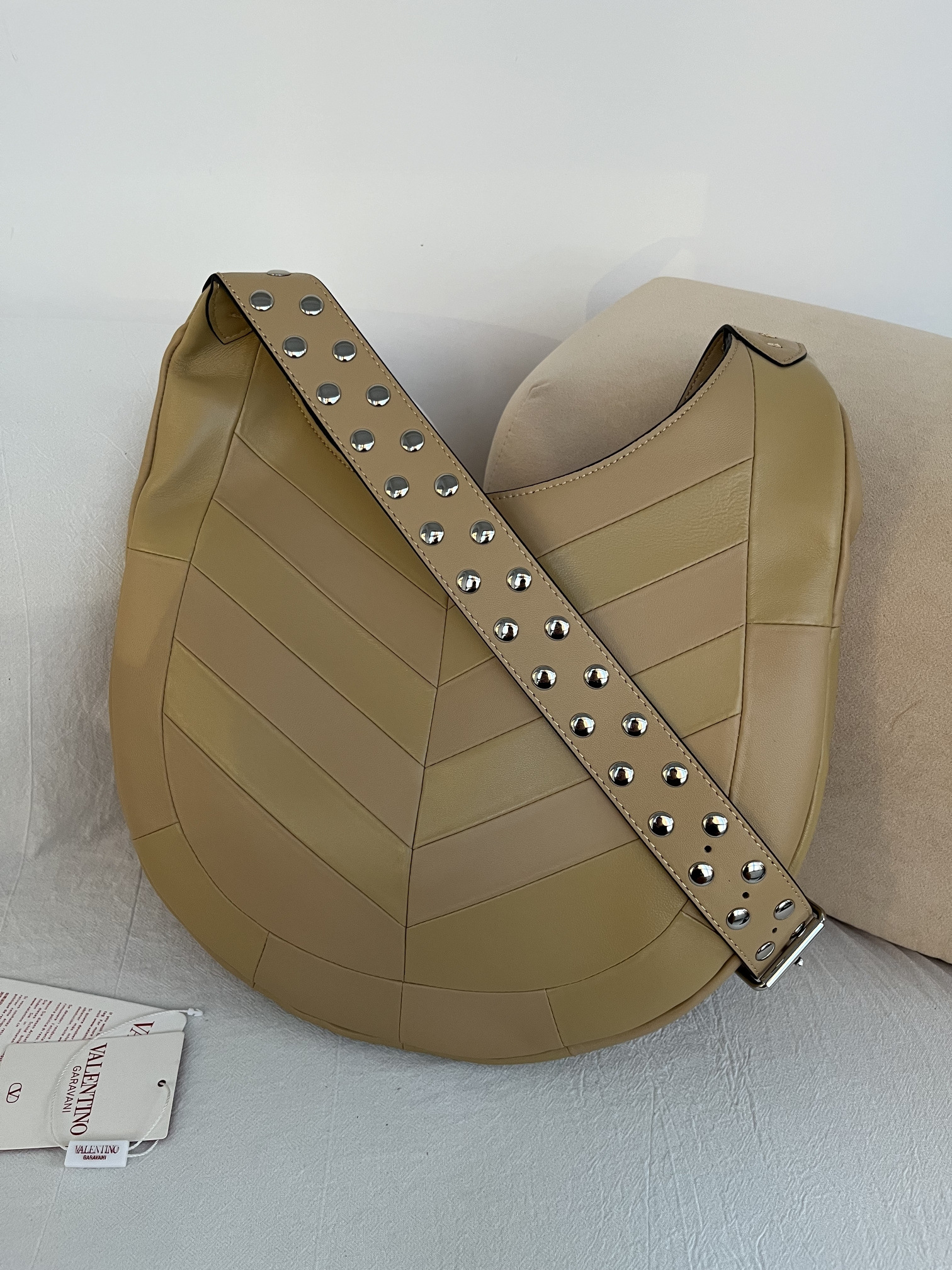 Сумка женская в стиле Valentino Garavani Hoboho Hobo карамельного цвета(35 cм)