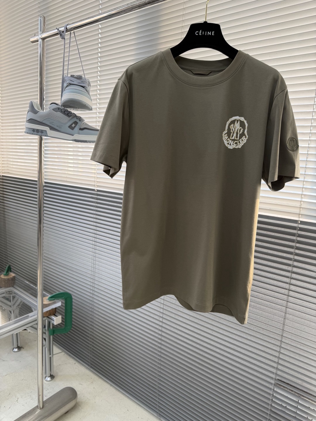 Футболка мужская в стиле Moncler с логотипом оливкового (хаки) цвета