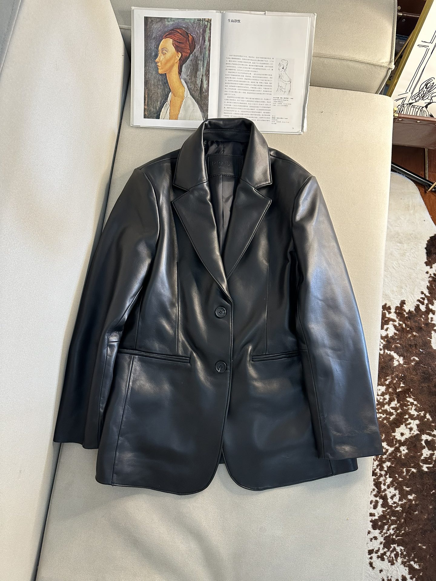 Куртка женская в стиле Prada из натуральной кожи чёрного цвета с классическим кроем