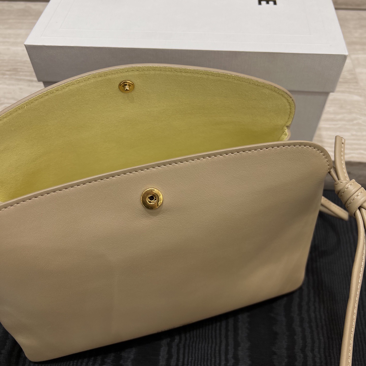 Сумка женская в стиле Celine Trio Flap бежевого цвета