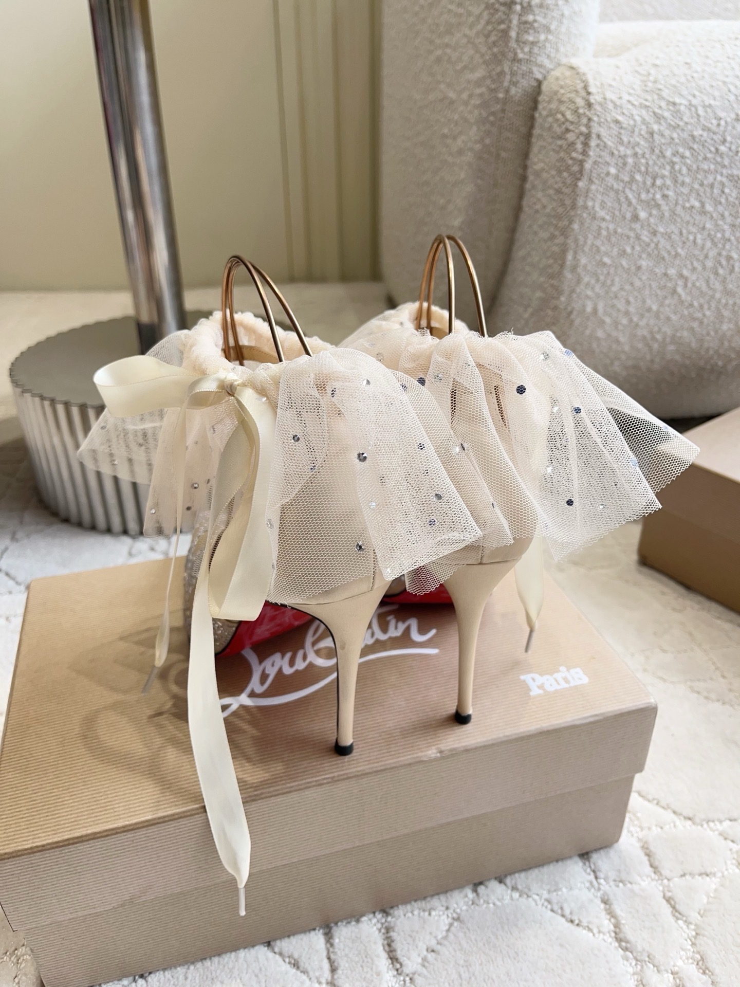 Туфли женские в стиле Christian Louboutin So Kate со съемной сеткой и стразами бежевого цвета
