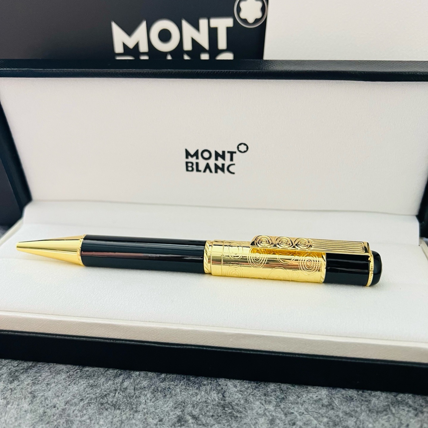 Ручка Montblanc черного цвета