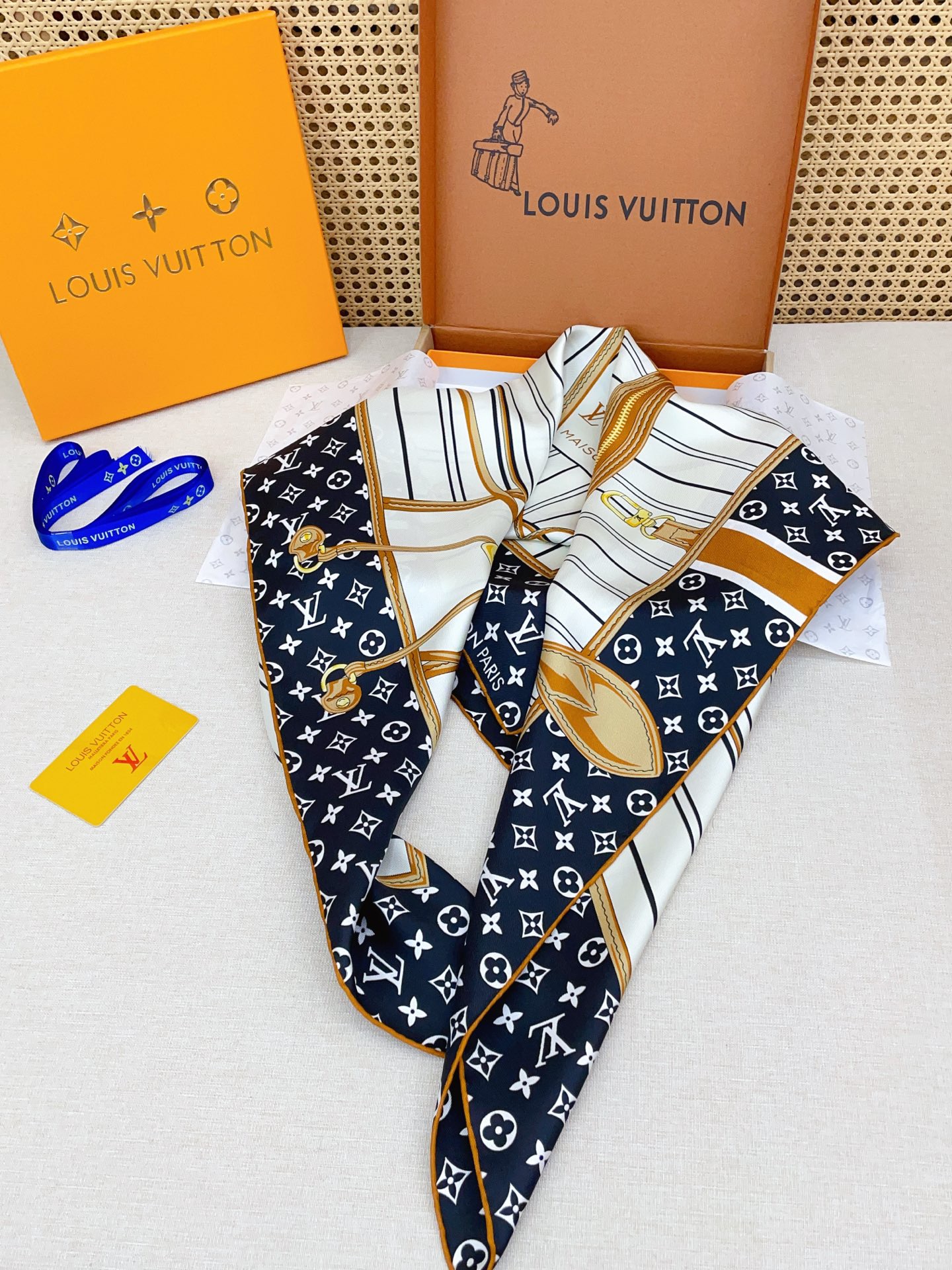 Платок женский в стиле Louis Vuitton из натурального шёлка 90×90 см двусторонний с монограммой