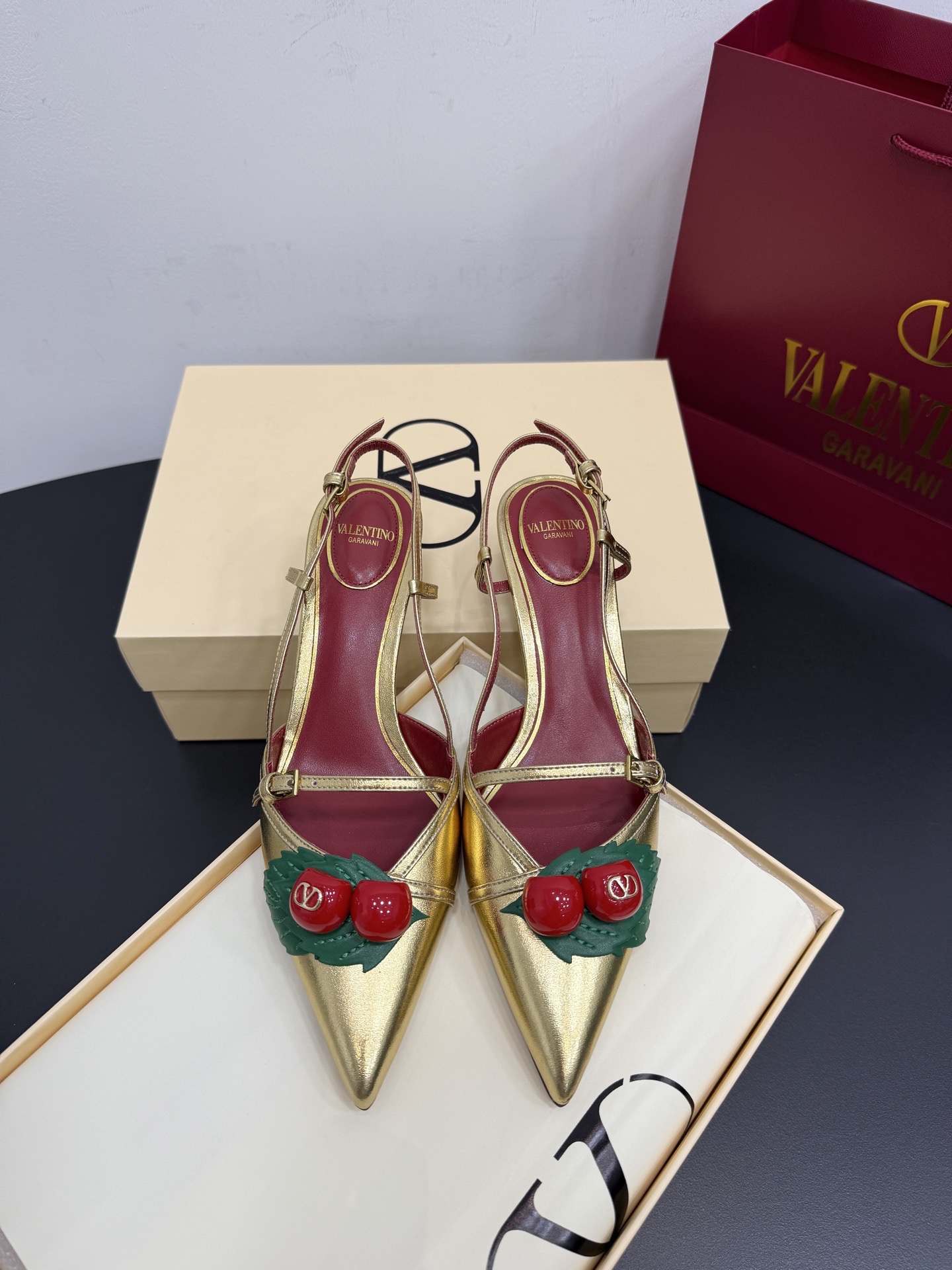 Туфли женские в стиле Valentino VLogo из натуральной кожи золотого цвета с декором