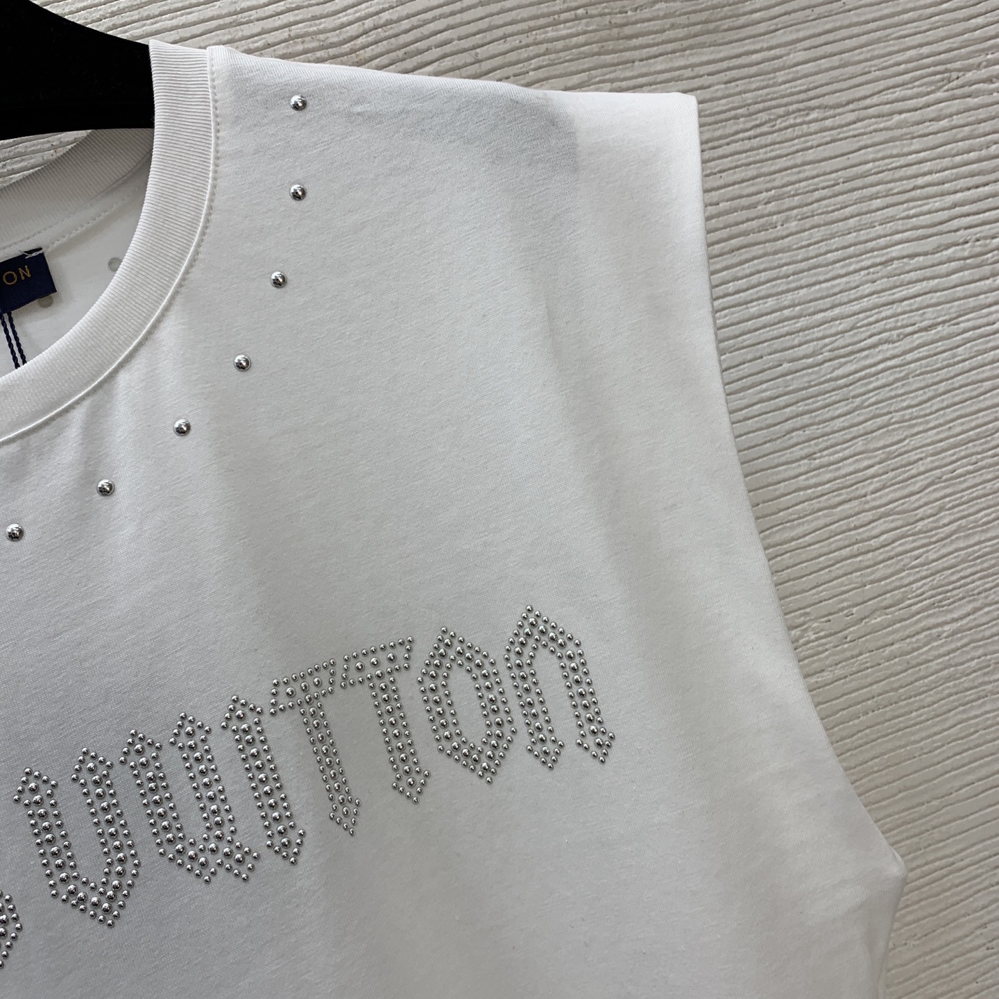 Топ женский Louis Vuitton белого цвета с логотипом и декоративными заклёпками