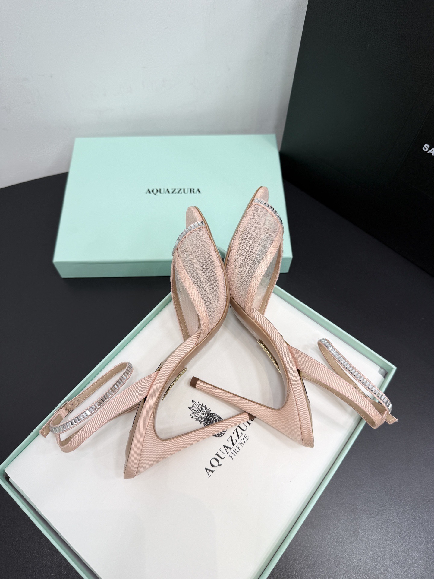 Босоножки женские Aquazzura розового цвета
