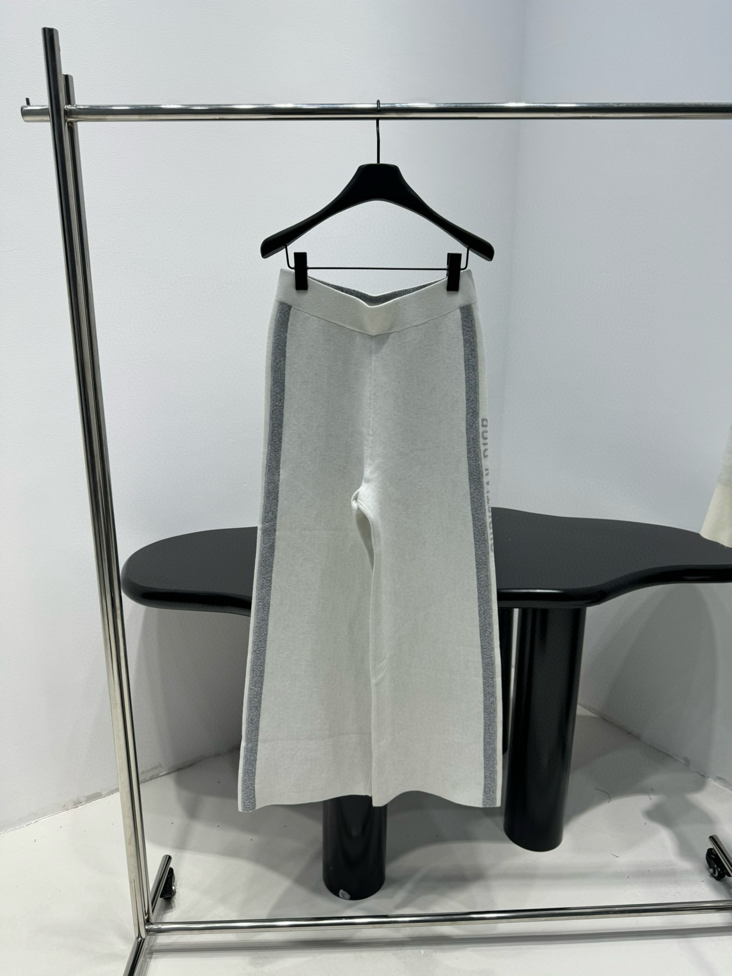 Брюки женские в стиле Dior из шерстяного трикотажа молочного цвета с жаккардовым узором