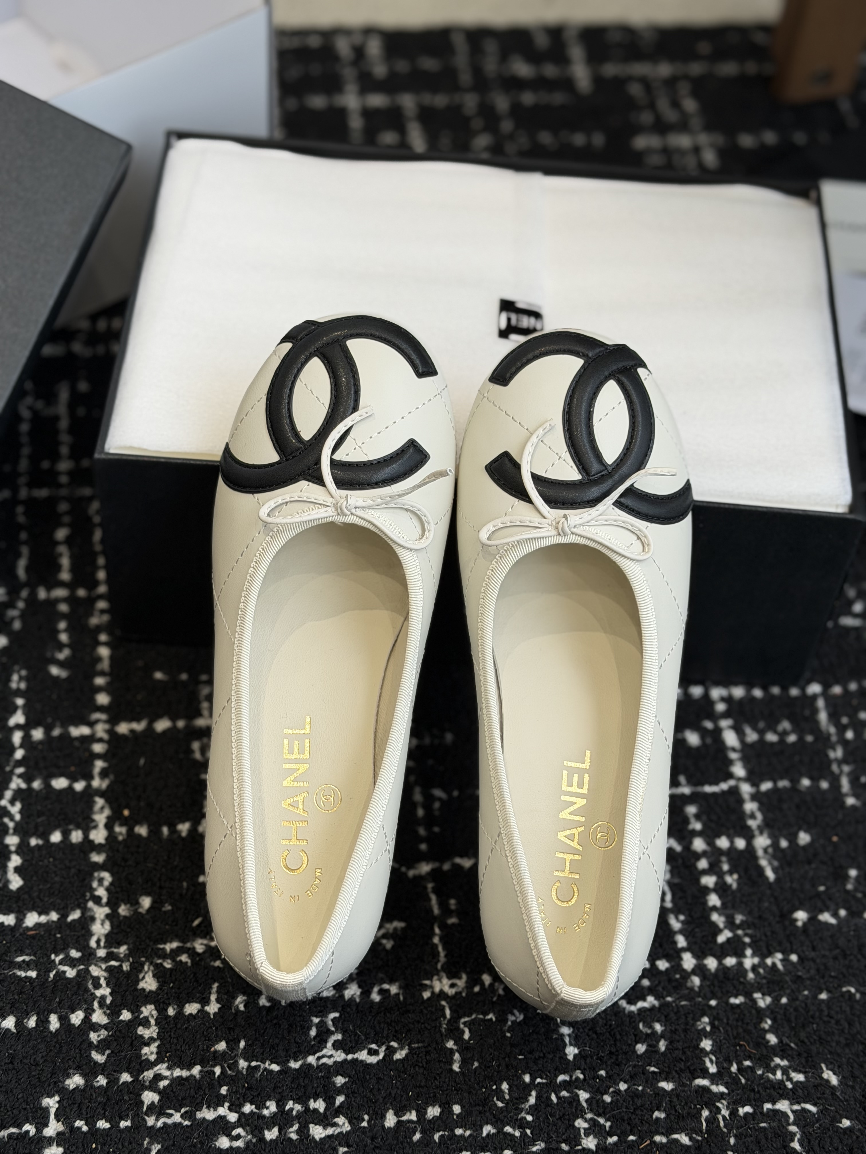 Туфли женские в стиле Chanel белого цвета