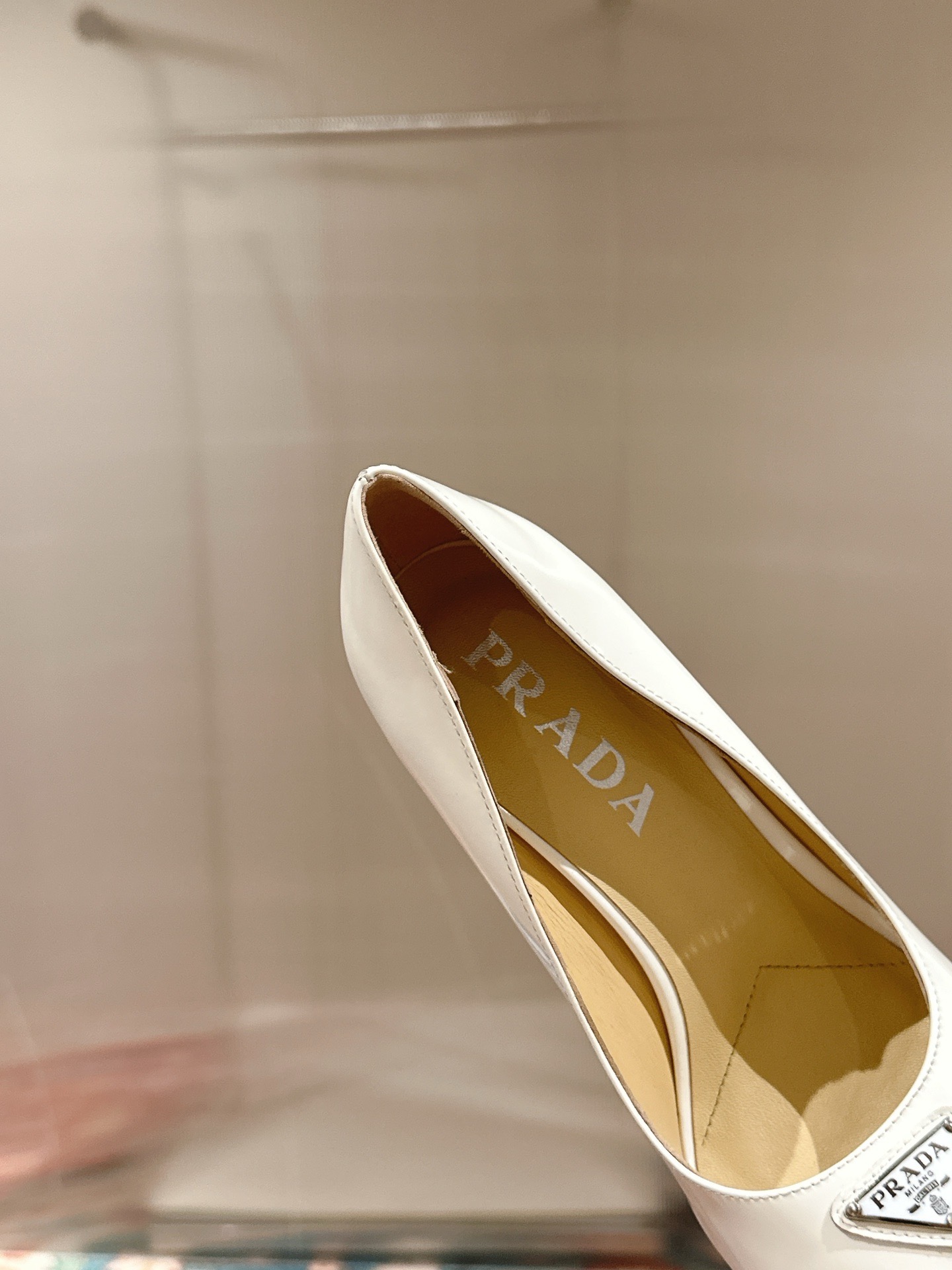 Туфли женские Prada из натуральной лакированной кожи белого цвета