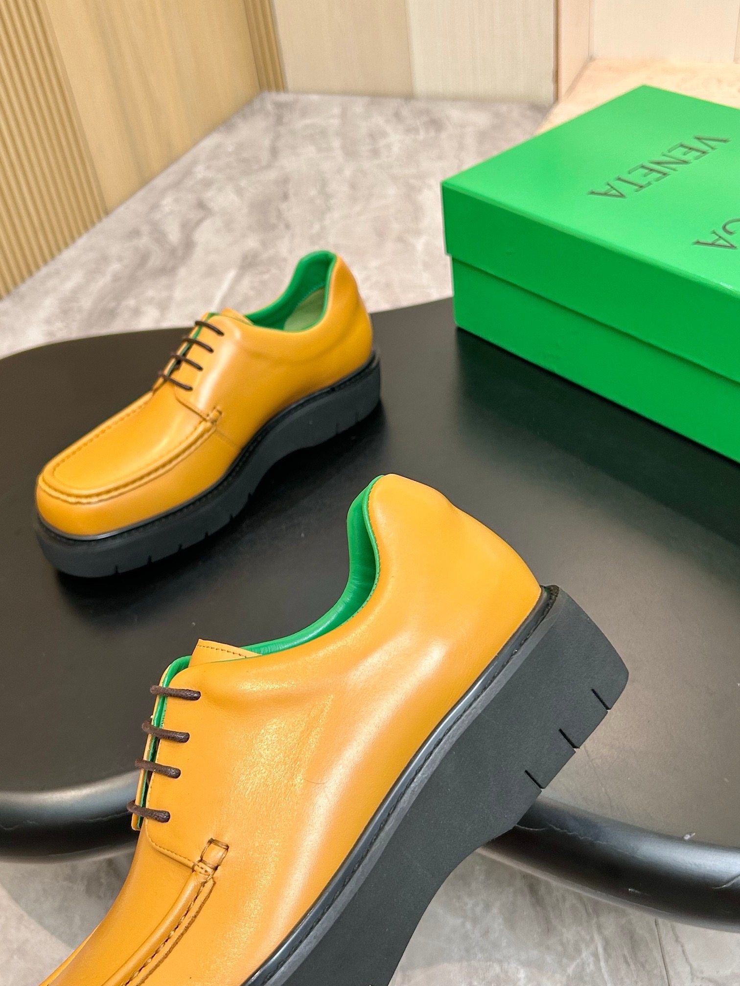Дерби мужские Bottega Veneta Haddock горчично-жёлтого цвета