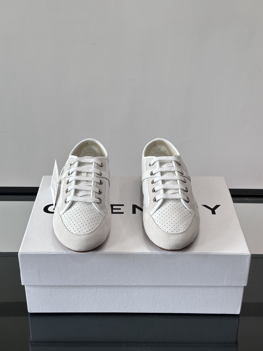 Кеды мужские Givenchy белого цвета