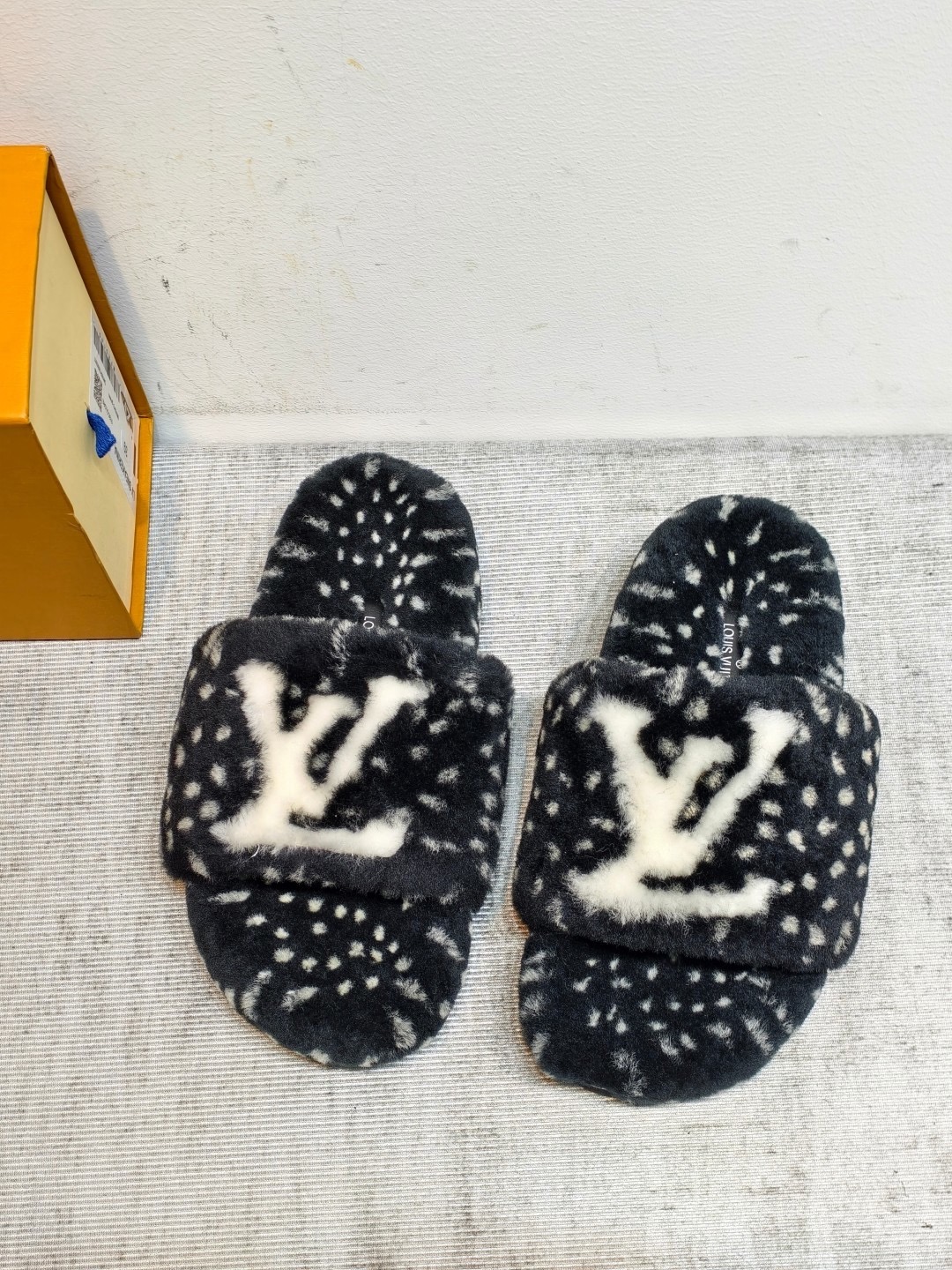 Шлепанцы женские Louis Vuitton черного цвета