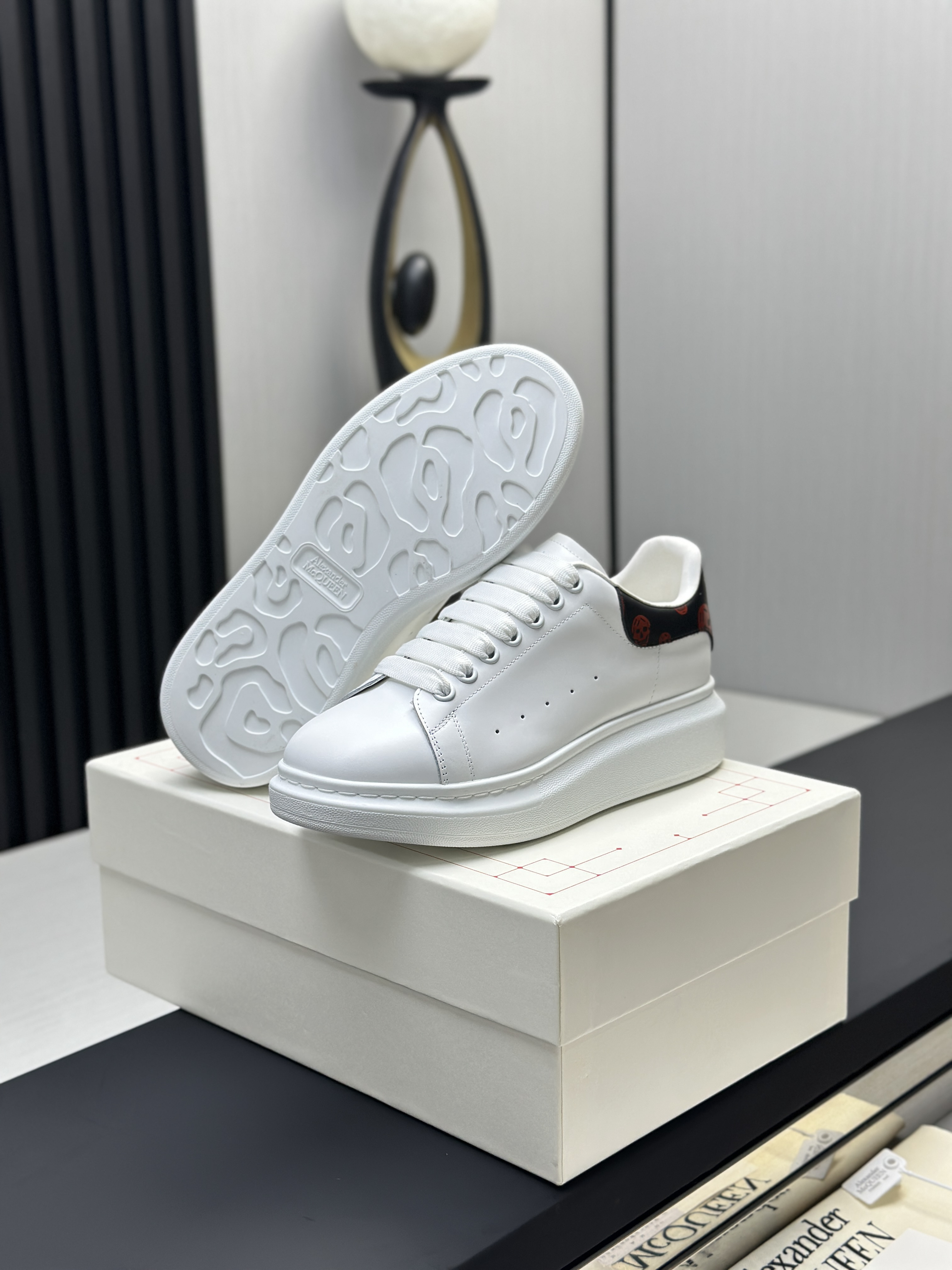 Кроссовки в стиле Alexander McQueen Oversized Sneaker белого цвета с контрастной пяткой