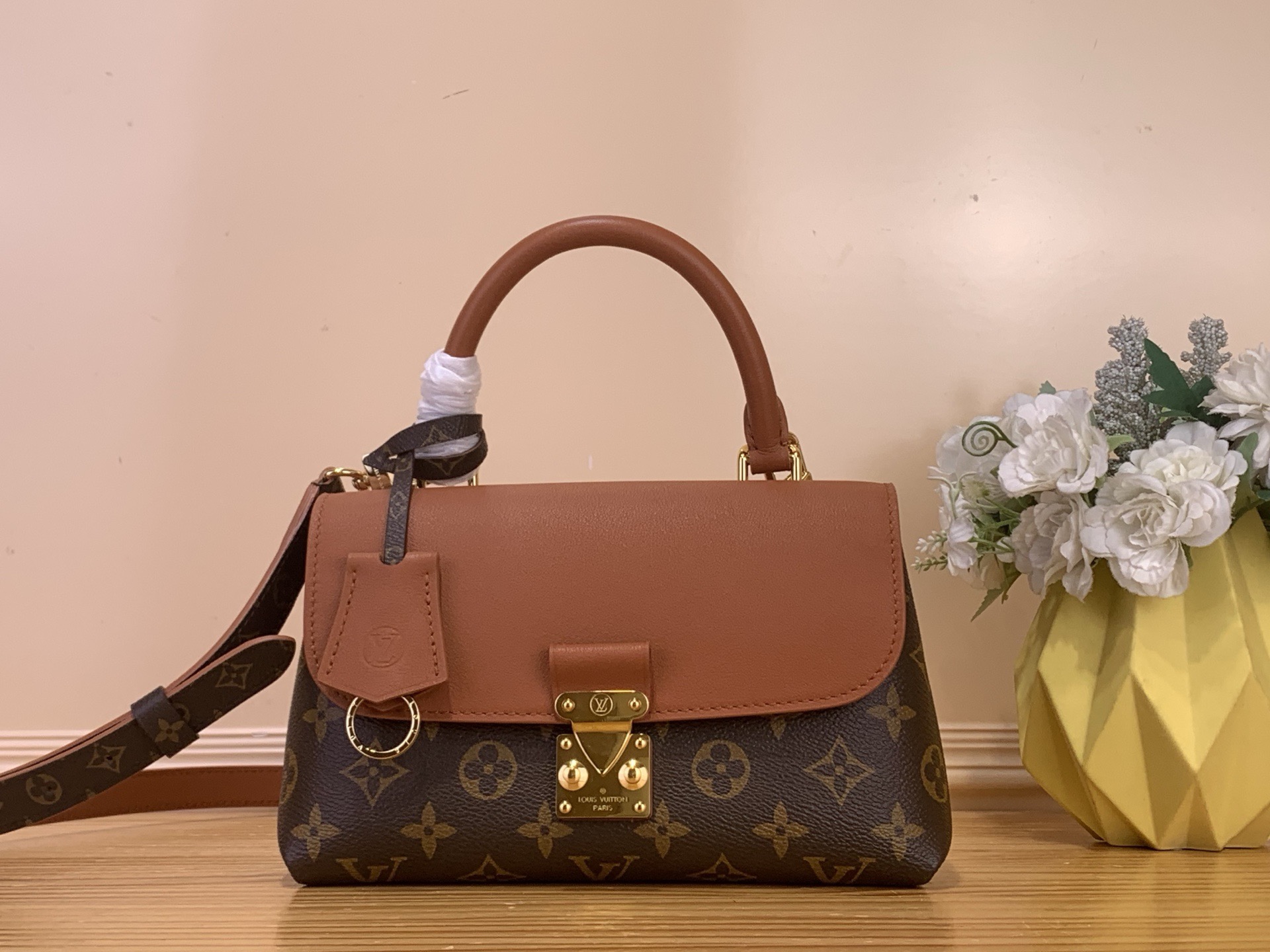Сумка женская в стиле Louis Vuitton Madeleine BB Monogram с кожаным клапаном