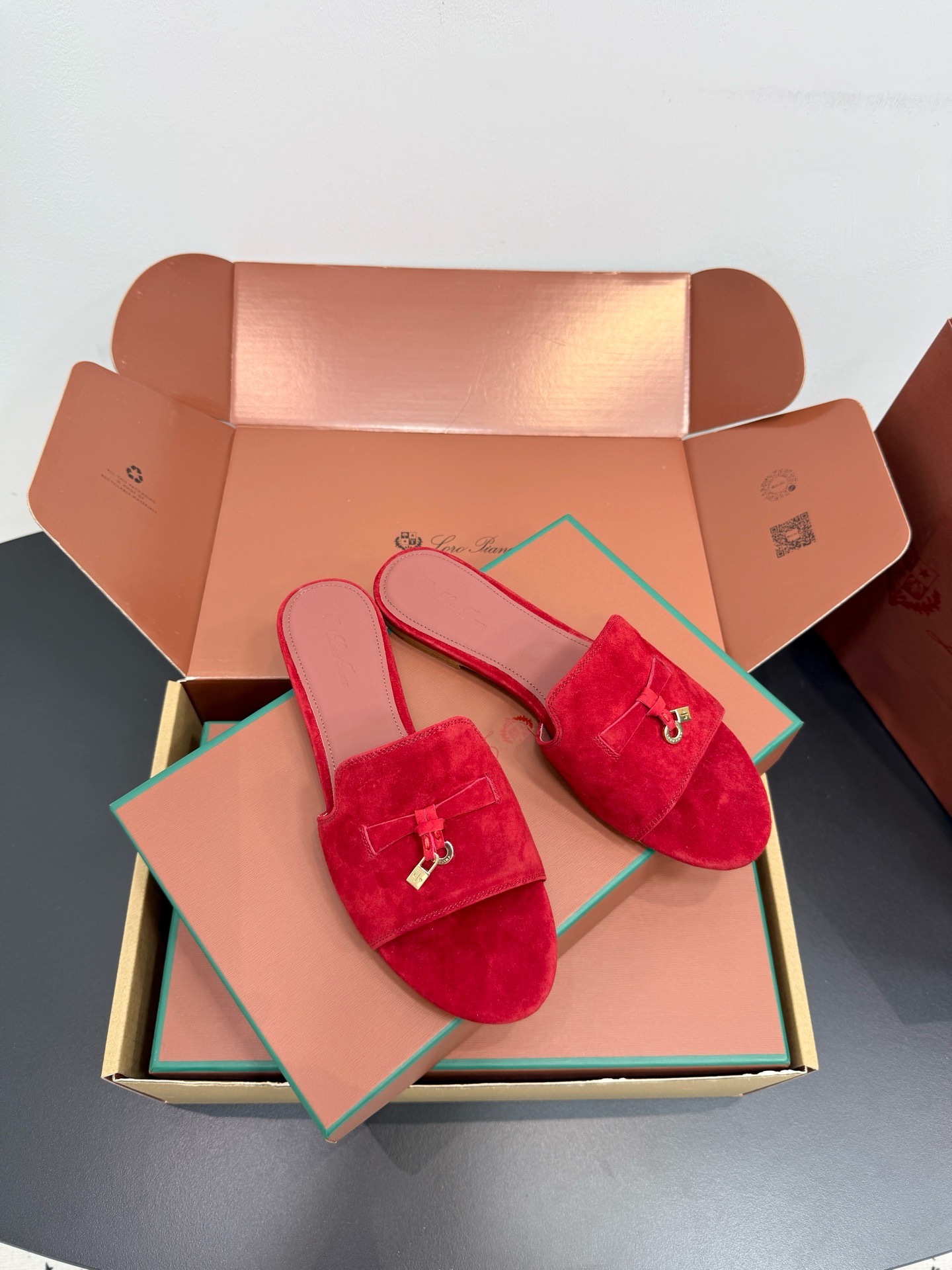 Шлепанцы женские в стиле Loro Piana My Charms красного цвета
